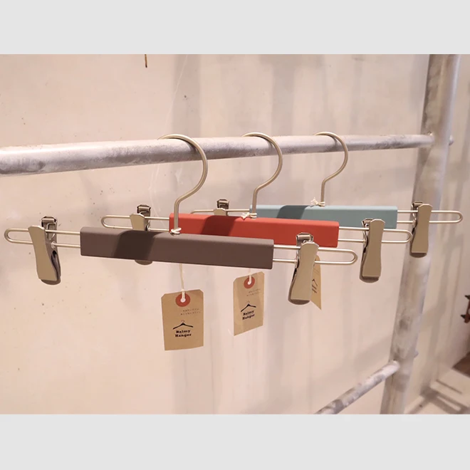 Small Lots 100 Pieces Available Non-slip Bulk Custom Wholesale kids Luxury Colors Resin Wood Coat Clothes Hanger With Grip Clip In Japan