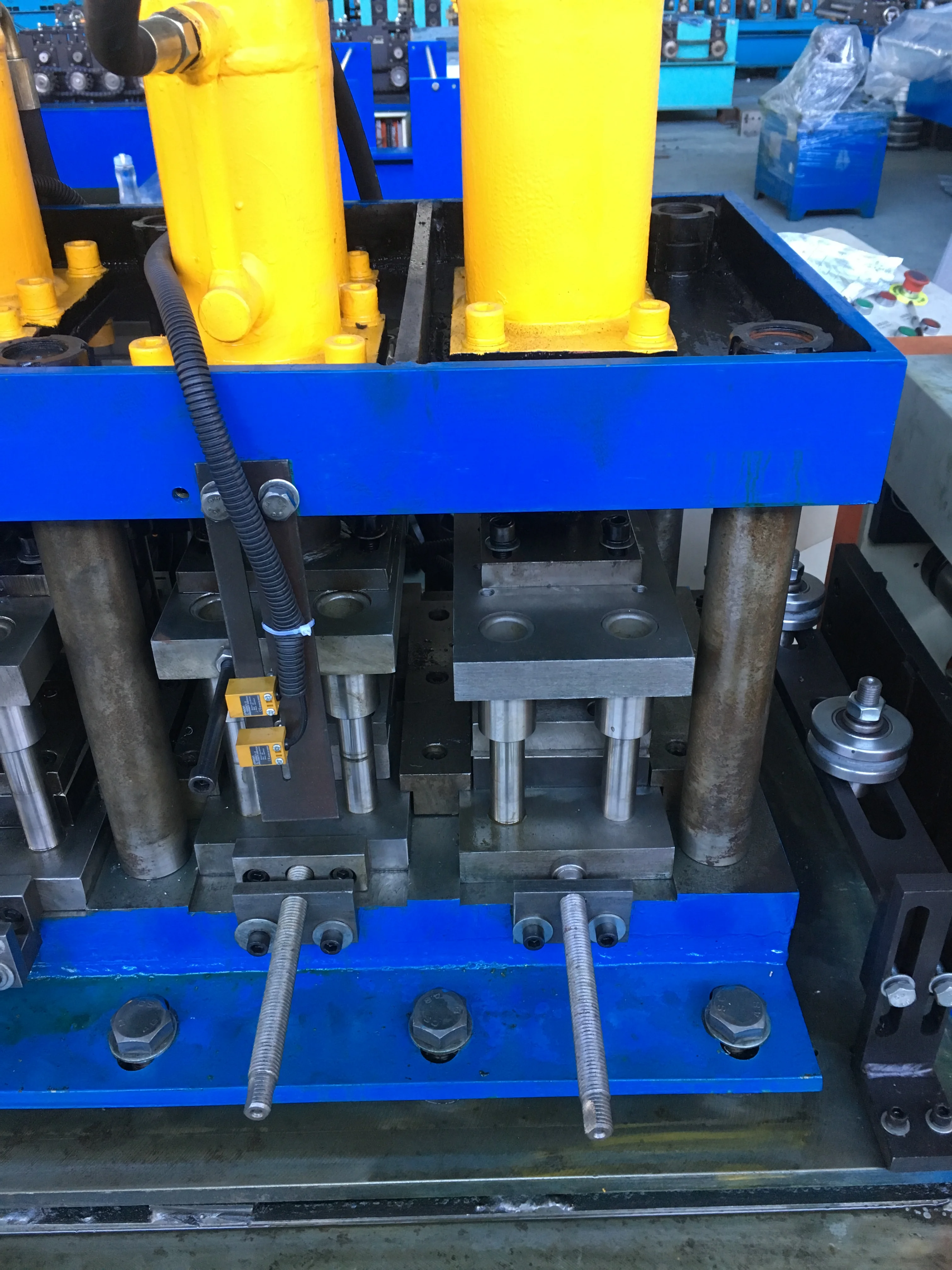 metallic rain gutter fabrication machine portable roll-forming