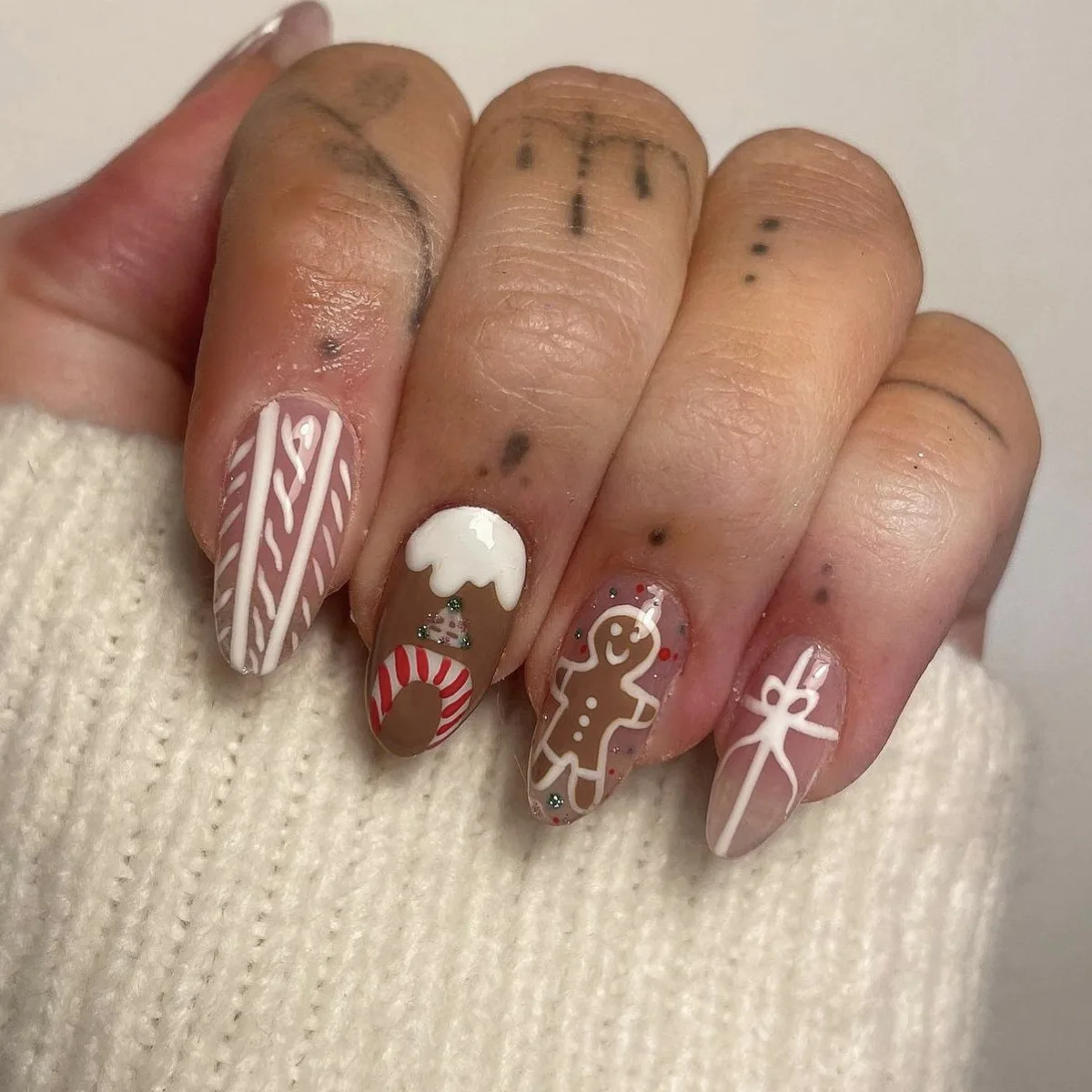 24pcs French Brown 2024 Artificial Fingernails New Style Christmas Press on Nails Salon Model round Pattern for Christmas