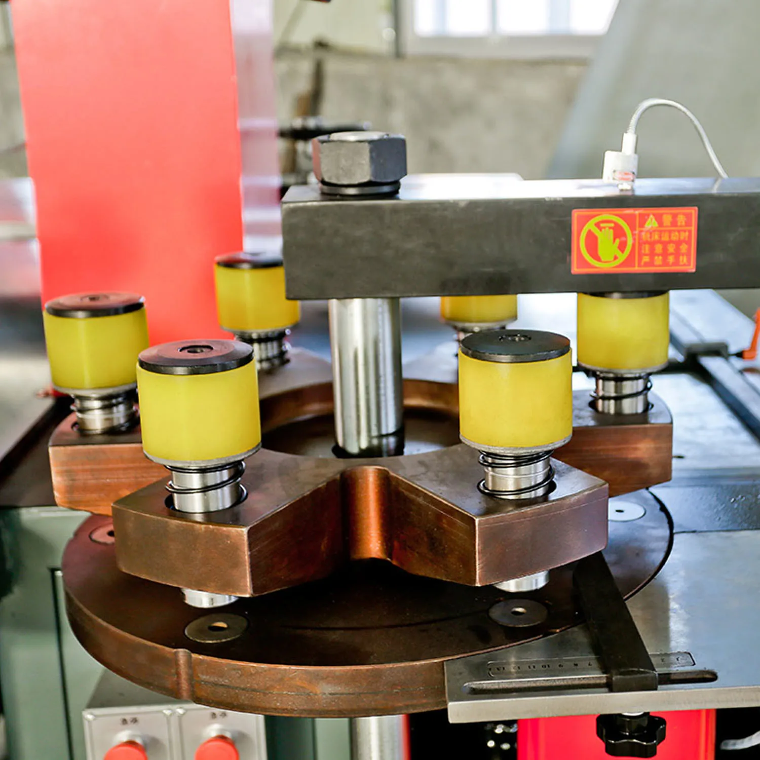 Самая экономичная CNC алюминиевая замкнутая 3 в 1 шинчатая штамповочная машина по индивидуальному заказу