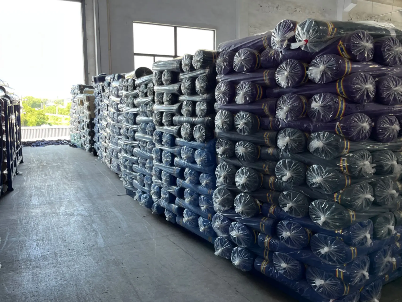 The factory sells 100% polyester fabric Minimatt embossed for use as a cushion