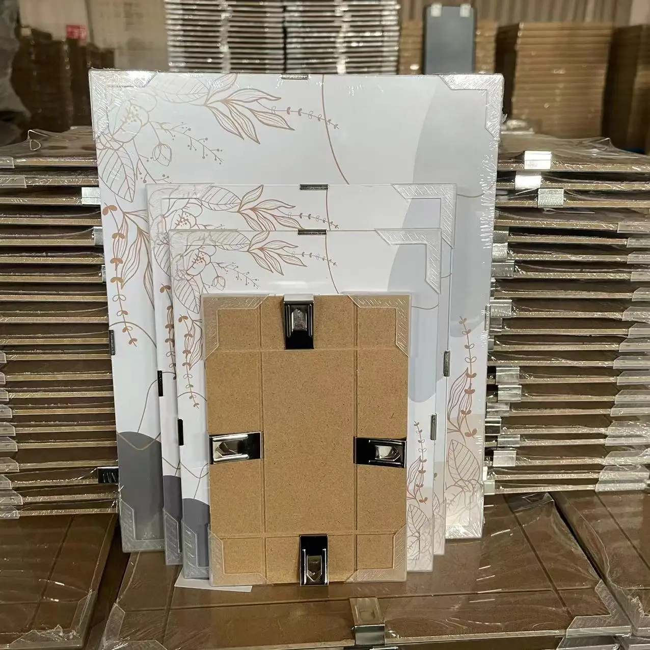 Hot selling customizable  frameless clip  photo frame poster frame furniture decoration A1 A2  A3  A4