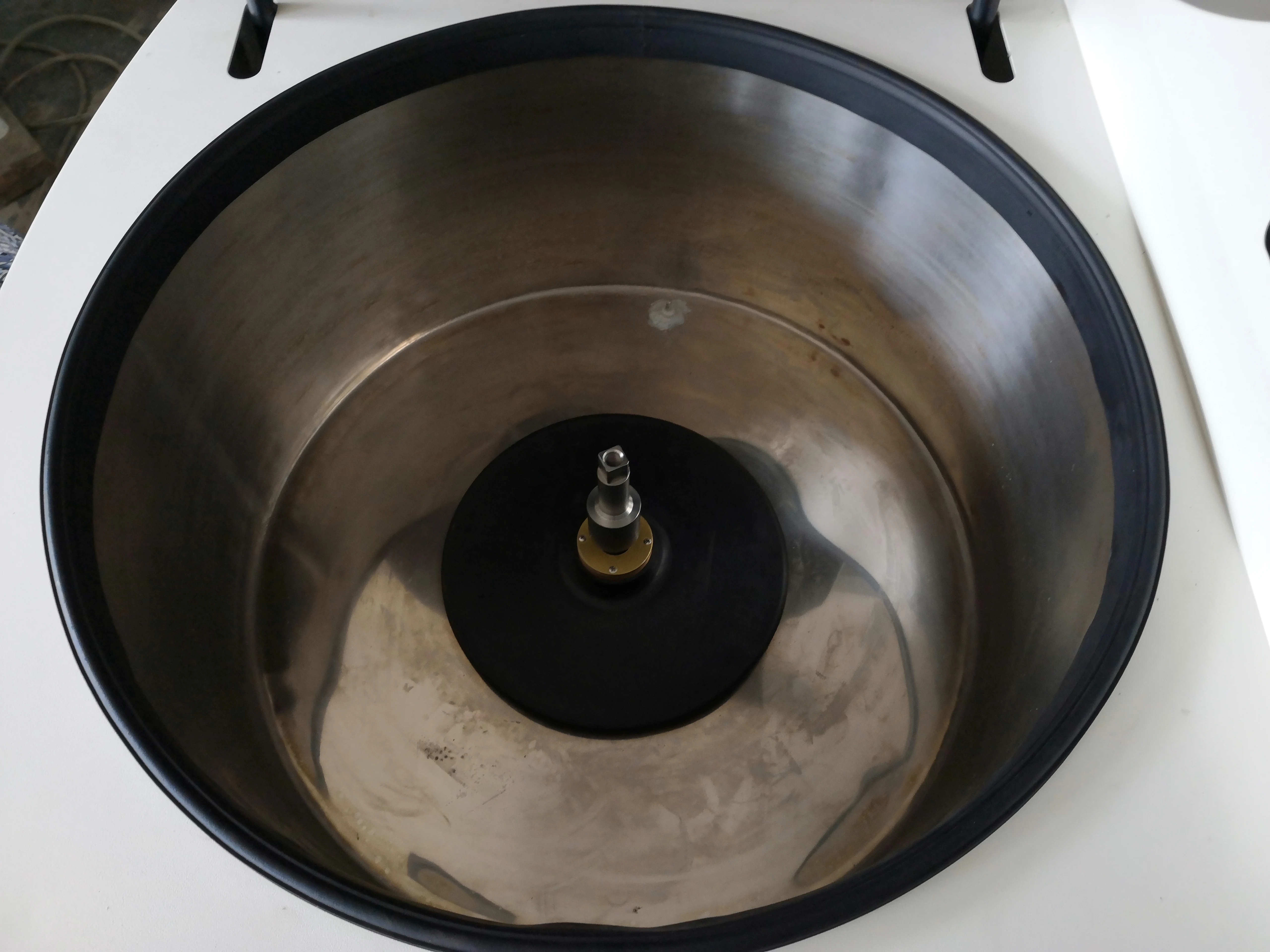 Refrigerated swing out rotor horizontal ultra large capacity laboratory centrifuge