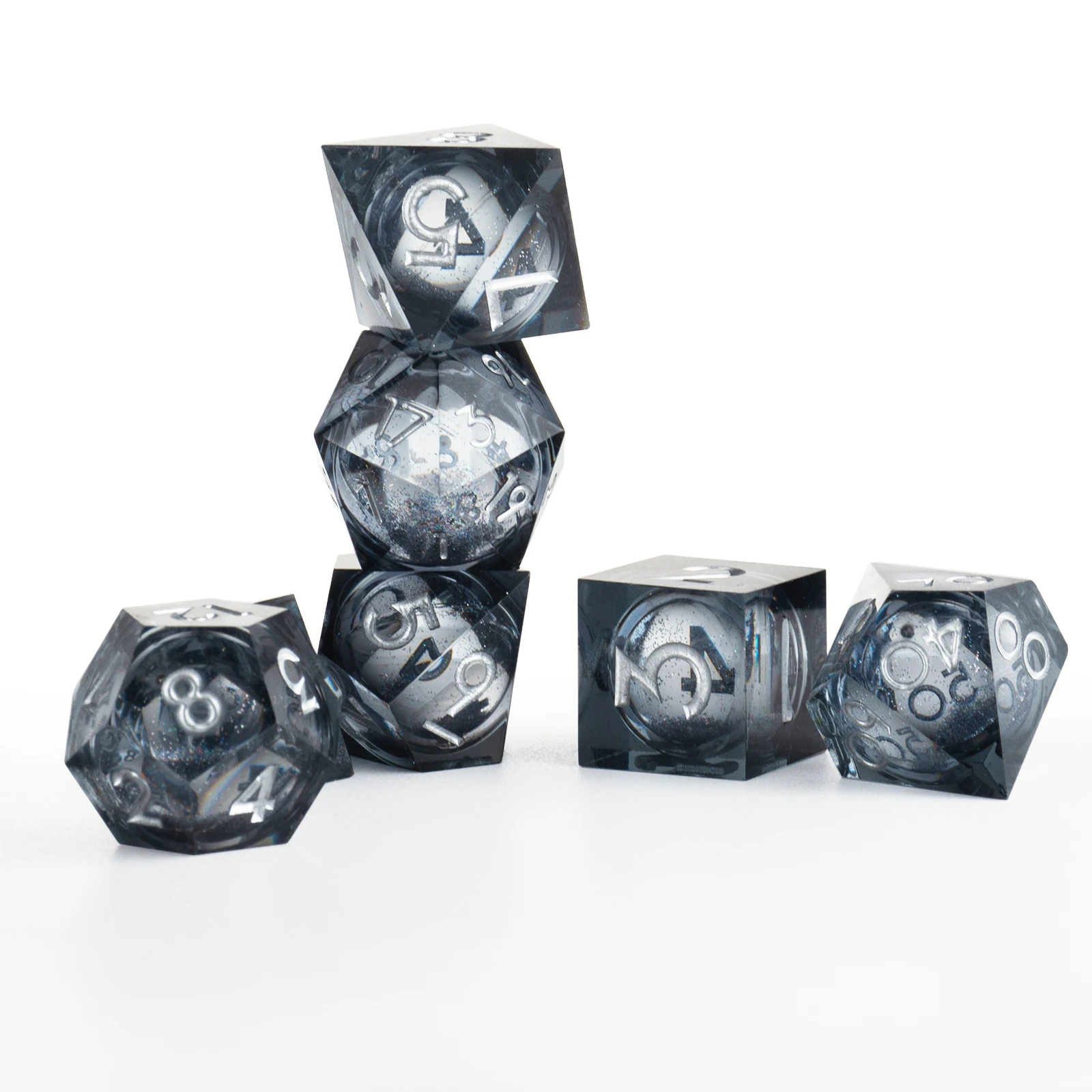 Заводская оптовая продажа набор многогранных игральных Кубков из смолы DND ручной работы с острыми краями игровые кубики D & RPG для подземелий и Драконов