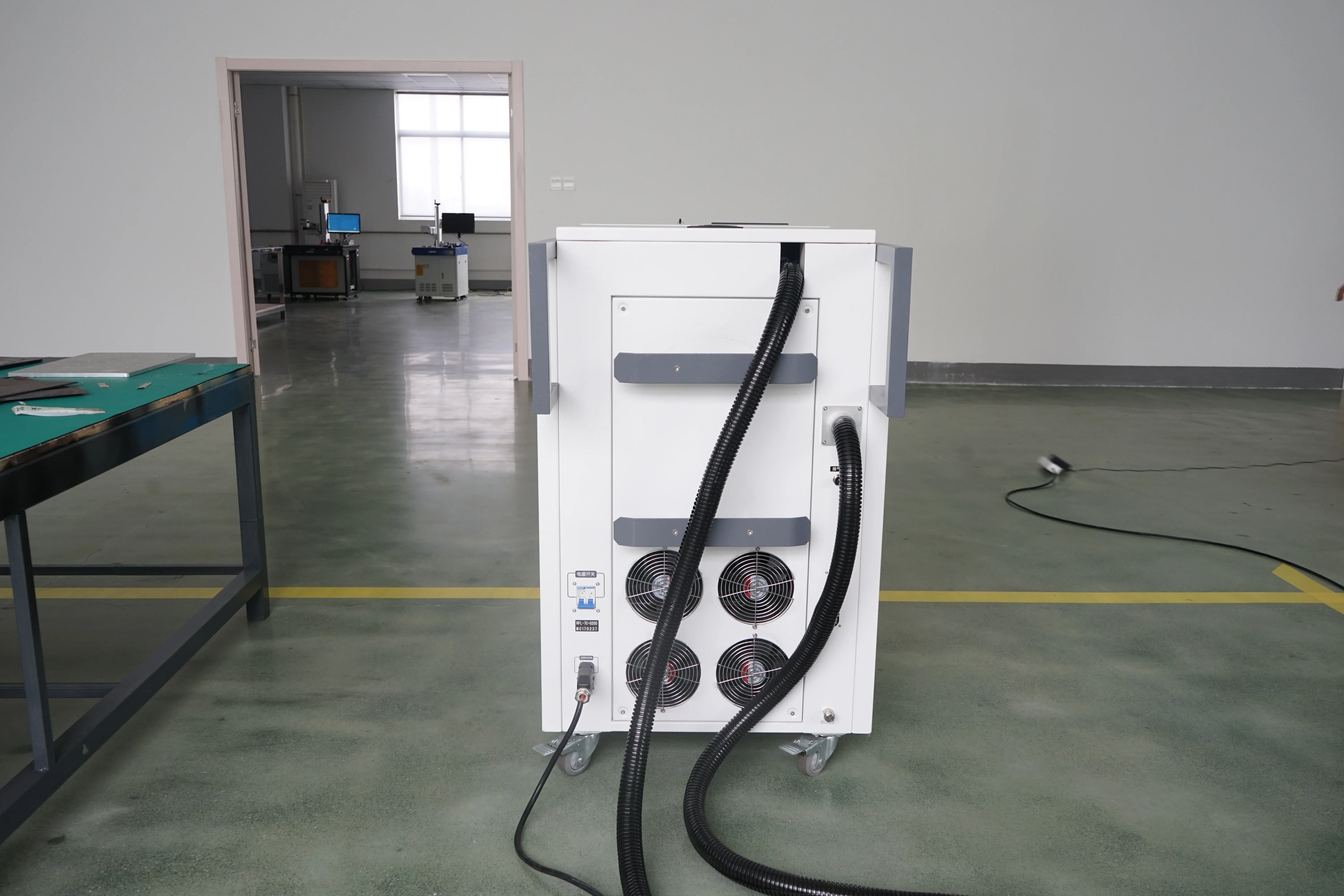 Портативная машина для очистки бежевого волоконного лазера, 200 Вт, 100 Вт, высокое качество, удаление ржавчины