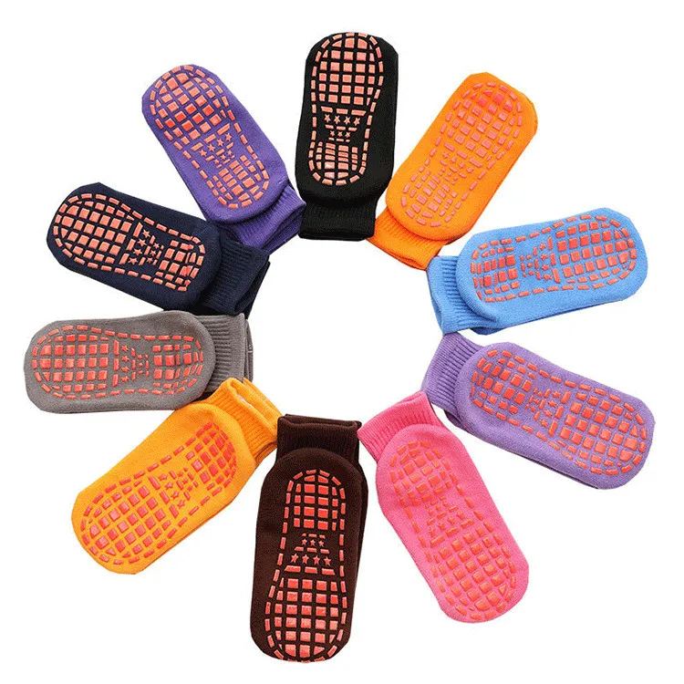 Wholesale sports custom trampoline socks kids non slip trampoline jump grip socks with logo