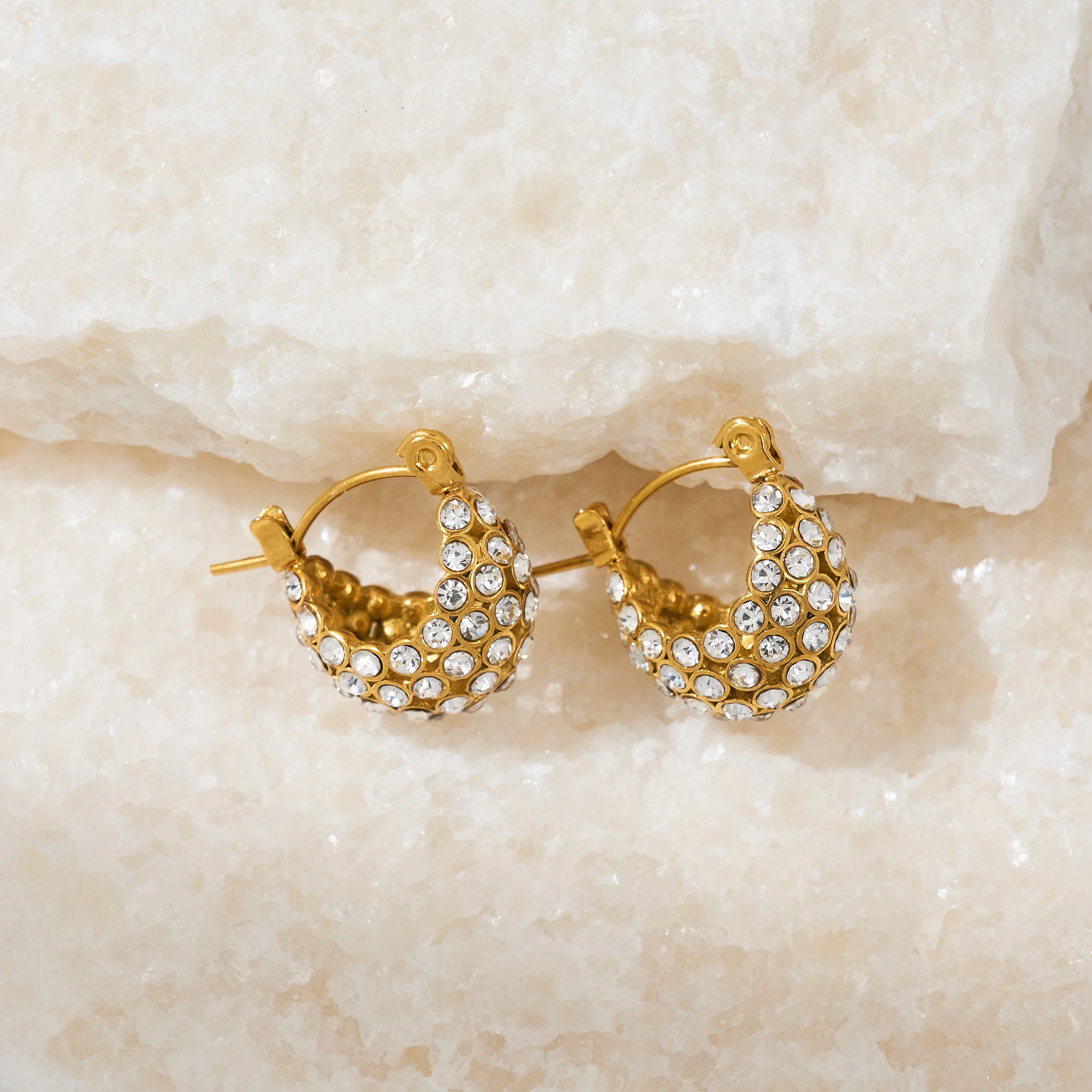 2024 Dazan NEW 18k Gold Plated Hypoallergenic Stainless Steel Bohemia Iced Out Zircon U Huggie Earrings Fancy Exquisite jewelry