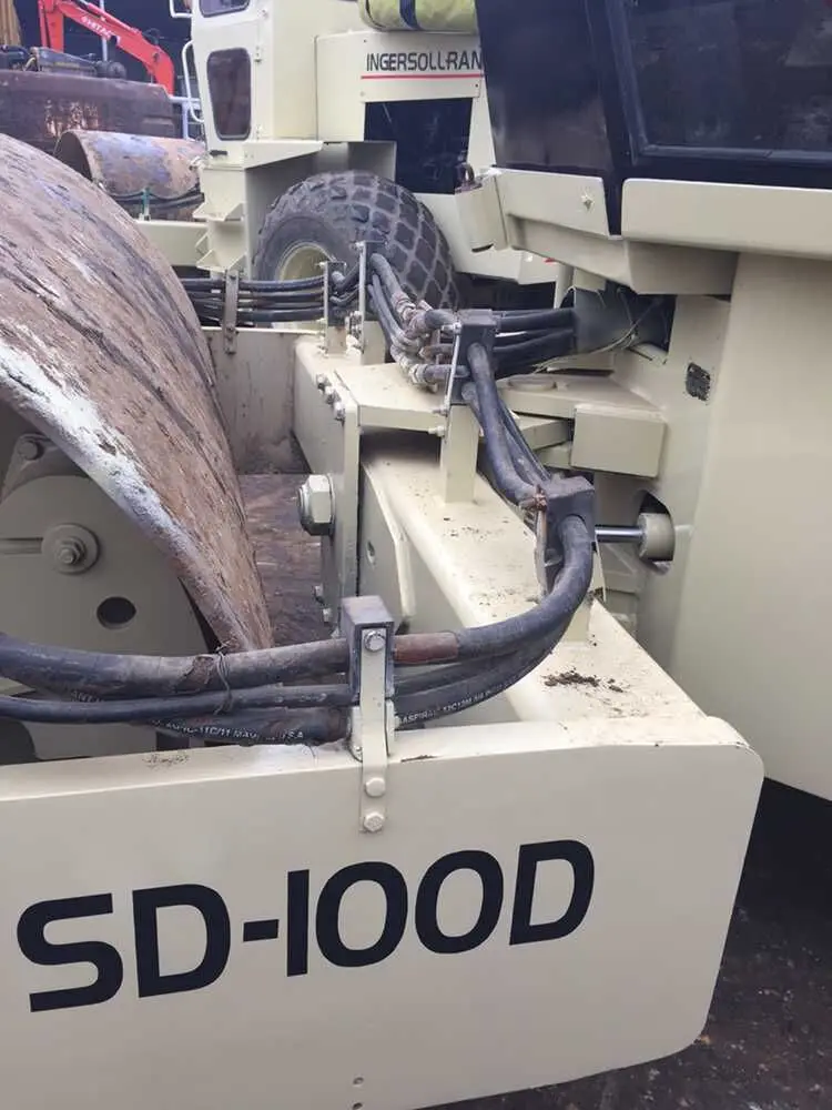 Used  SD100D road roller with cummins engine, water-cooled engine vibratory roller for sale