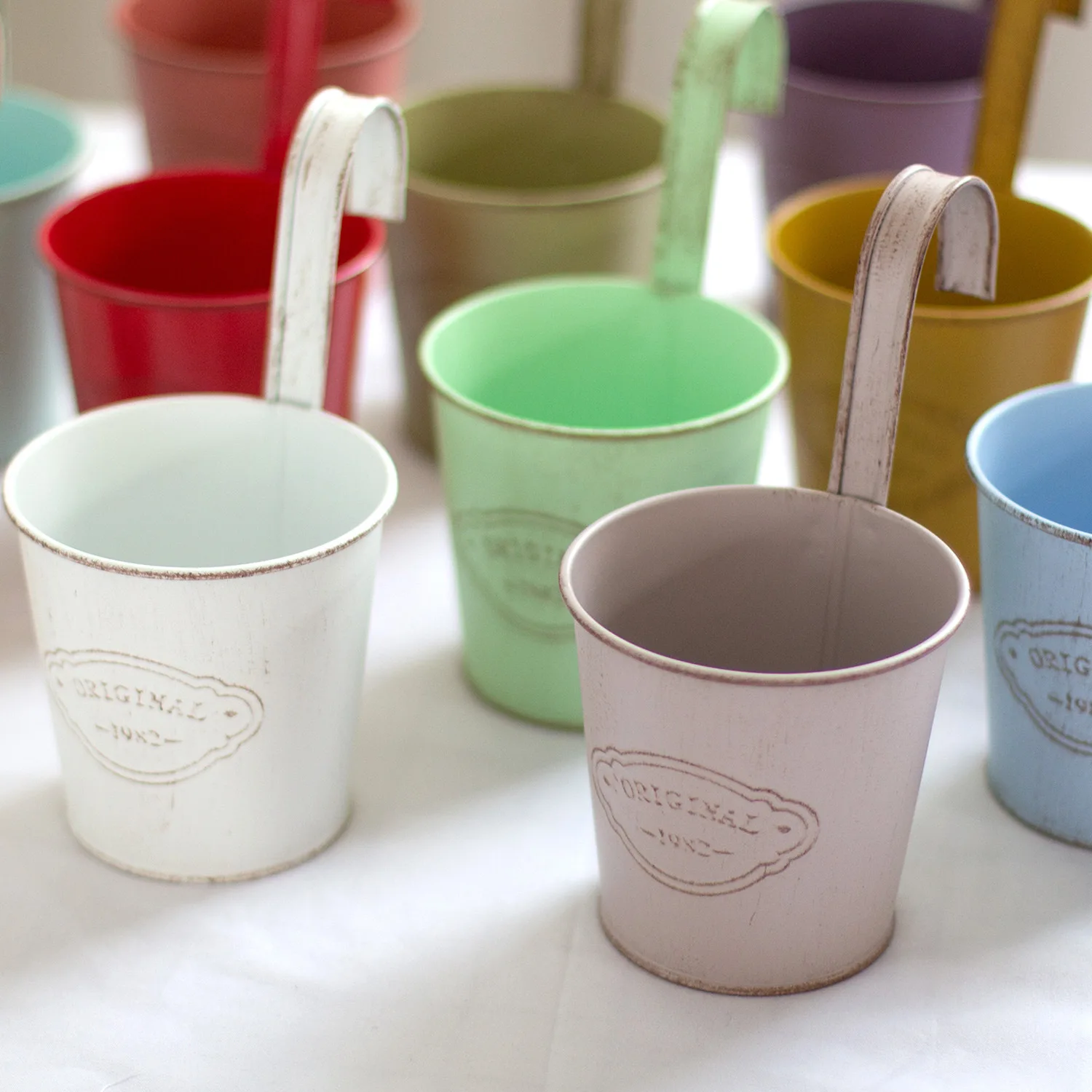 Vintage Style Hanging Flower Pots Metal Planter Bucket Flowerpot with Detachable Hooks