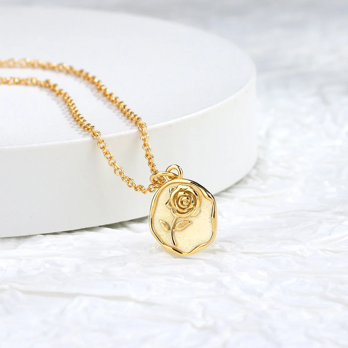Fashion Gold Plated Brass Jewelry Temperament Vintage Embossed Rose Flower Medallion Coin Pendant Necklace For Women