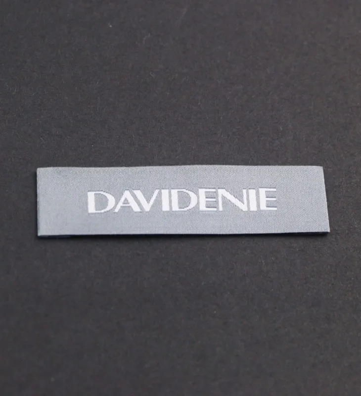 High Quality Customized Personalized Woven Labels Iron Garment Shoe Tags Sustainable Center Fold Sewn Clothing Labels Affordable