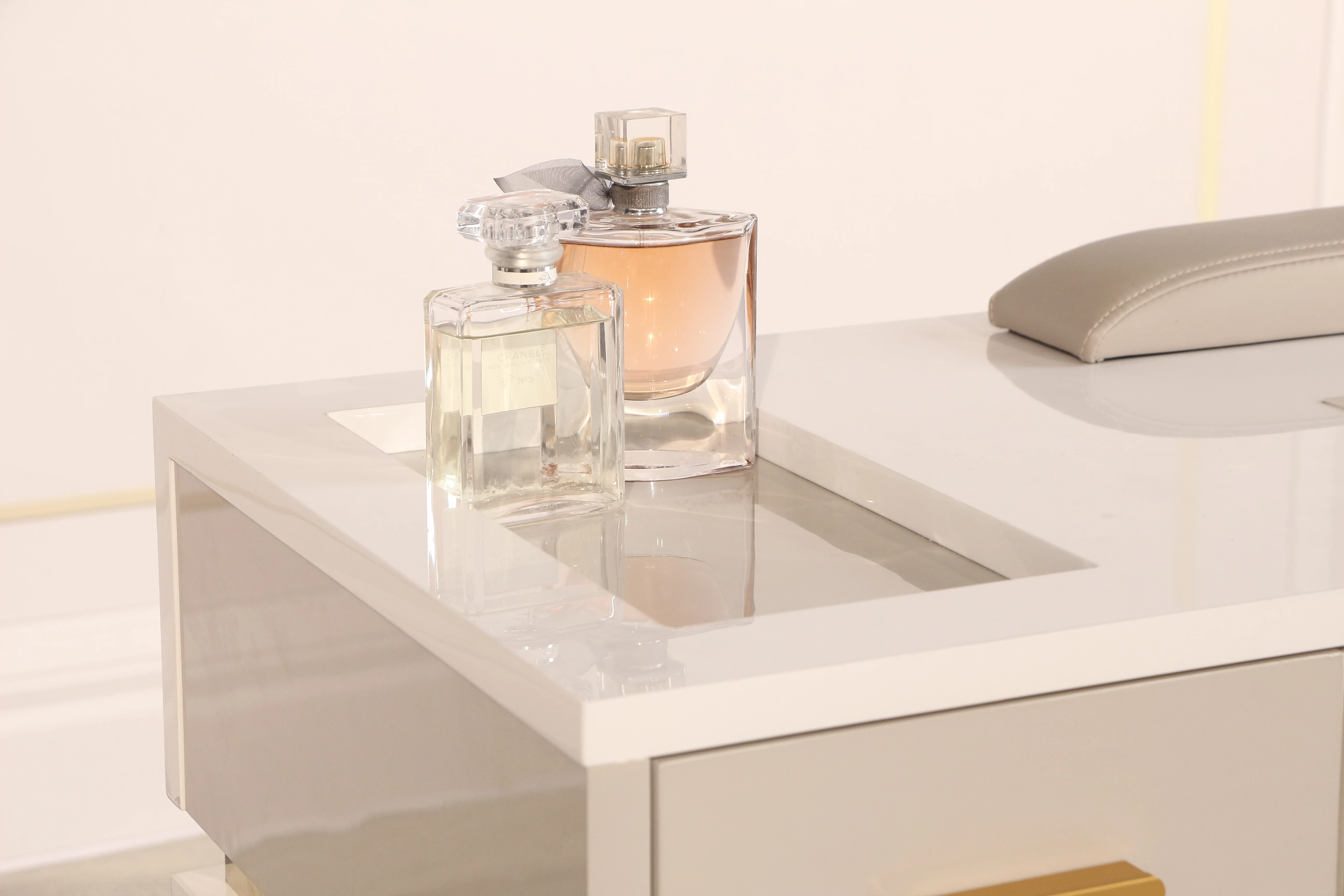 Cheap nail station white rectangle marble top golden legs nail manicure nail table for beauty shop