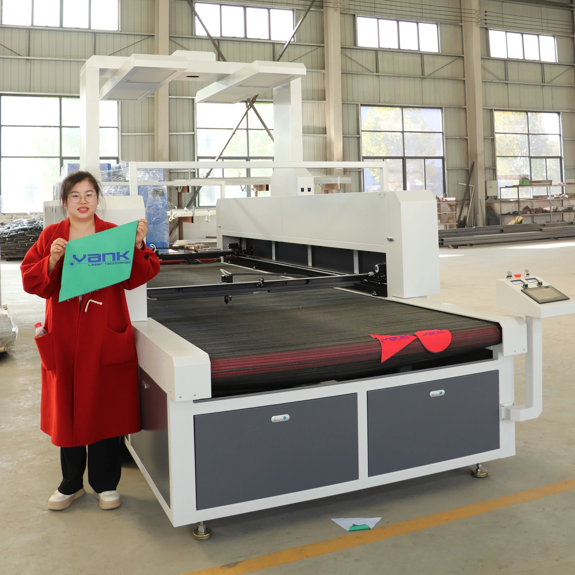 Automatic feeding laser cutting machine for fabric cloths home textile with ccd camera