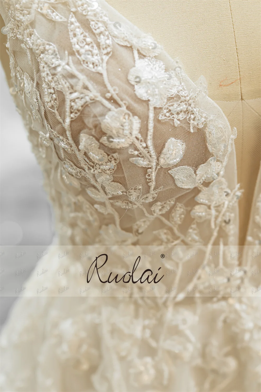 Ruolai QW01836 Elegant V-neck Beading Lace Spaghetti Bride Dressing Gown Luxury Wedding Dresses 2024 and Trendy for Bride