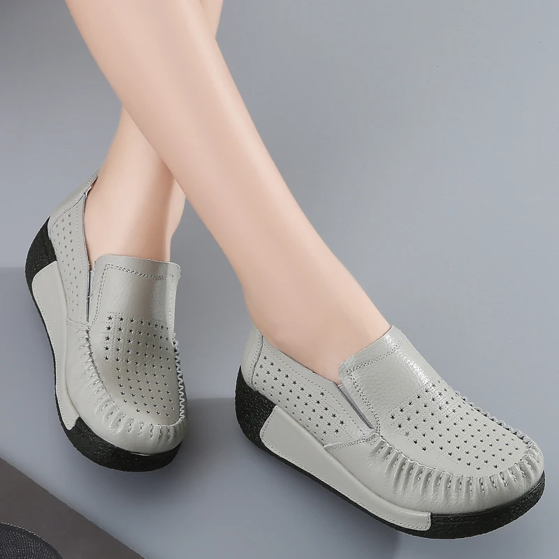 2022 New Perforated Loafers Ladies Casual Single Shoes Peas Shoes Soft Sole Large Size Customizable Platform Shoes