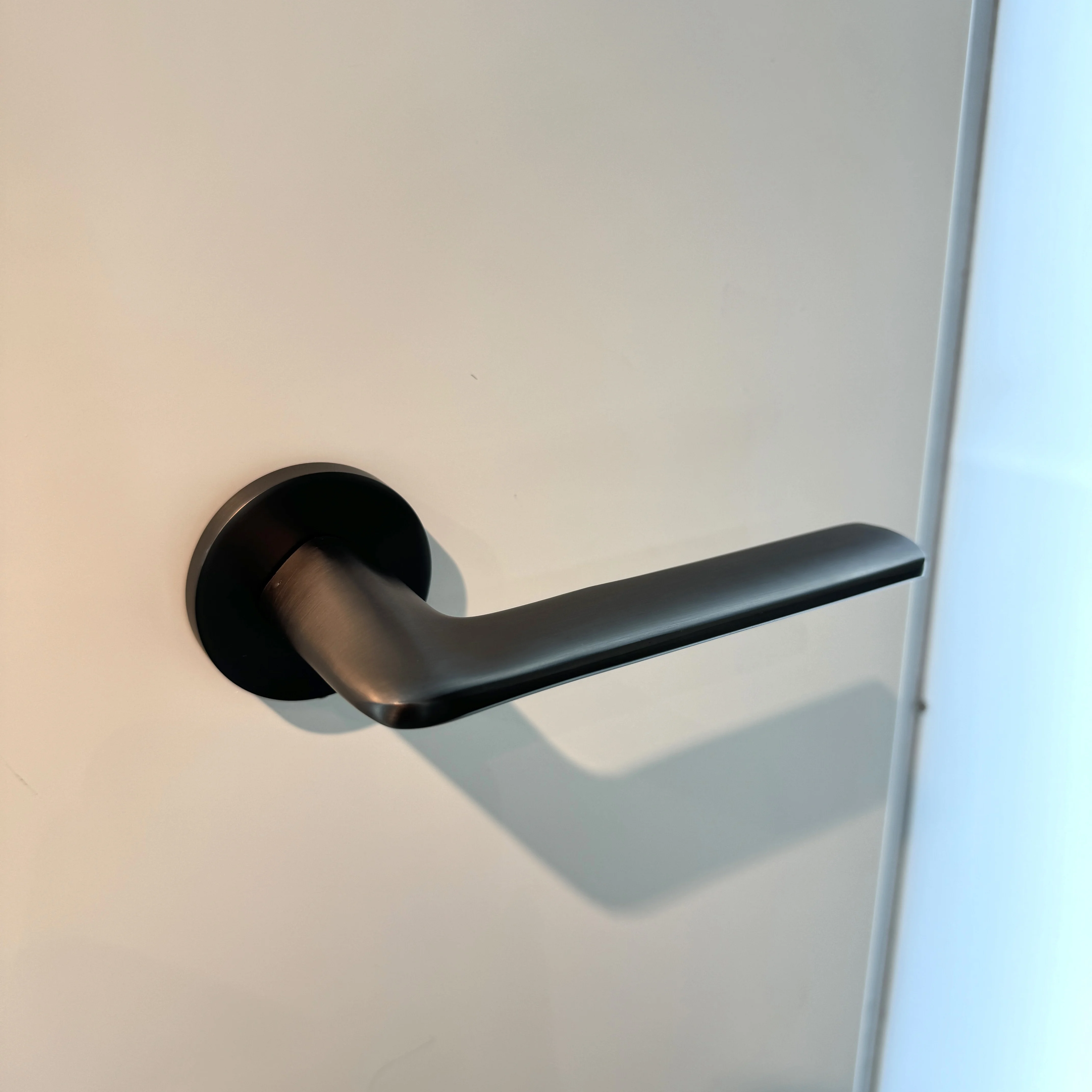 High Quality Simple Silent Modern Design Classic Lever Black Aluminium Door Handle For Interior Door