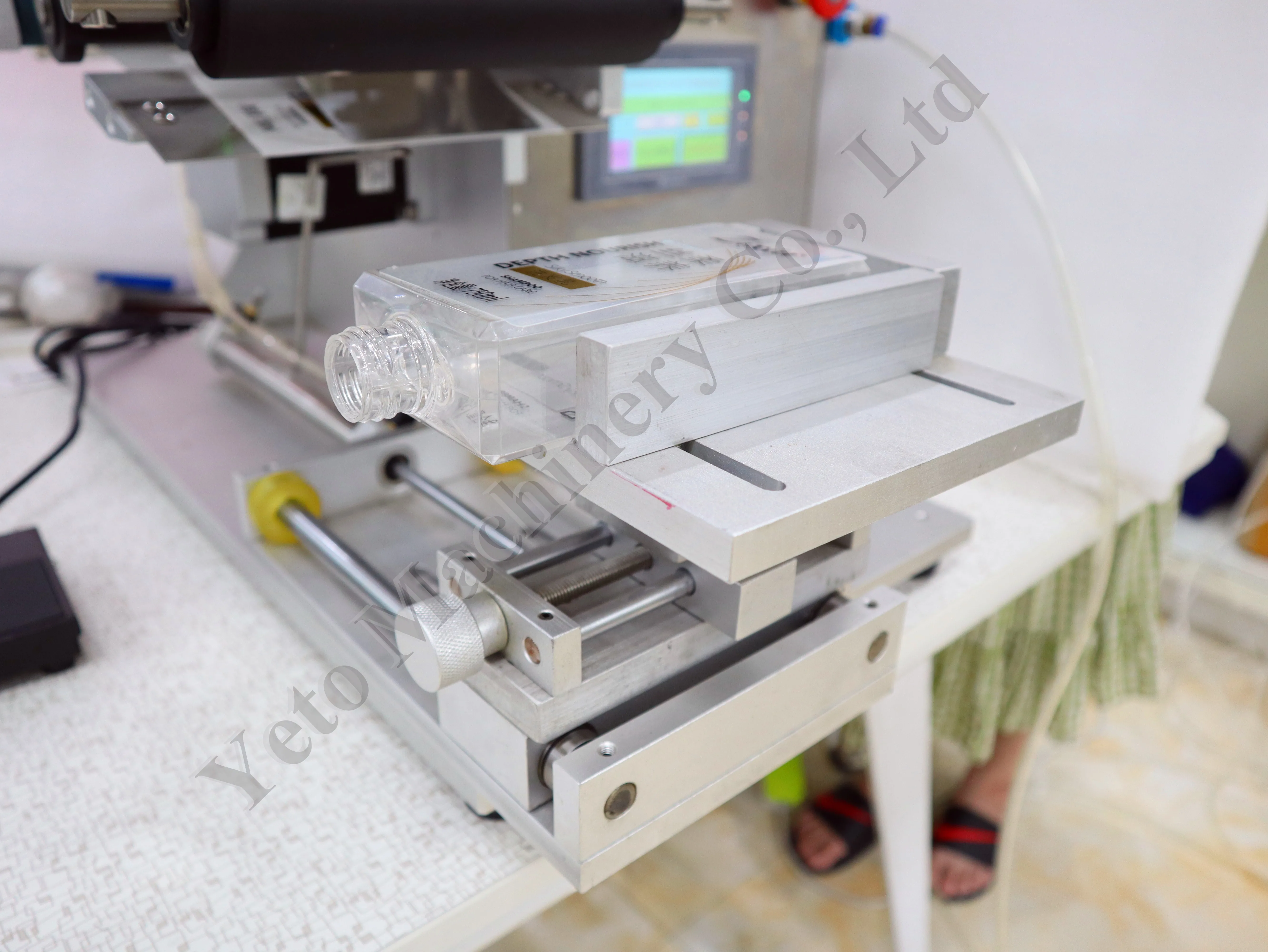Liner Device Horizontal Sticking Cosmetic Barcode Crayons Container Bottom Flat Labeling Machine with Transparent Label Sensor
