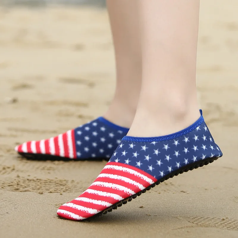 Outdoor beach shoes for men and women swimming, diving, snorkeling, and shoes with soft soles for paddling couples.