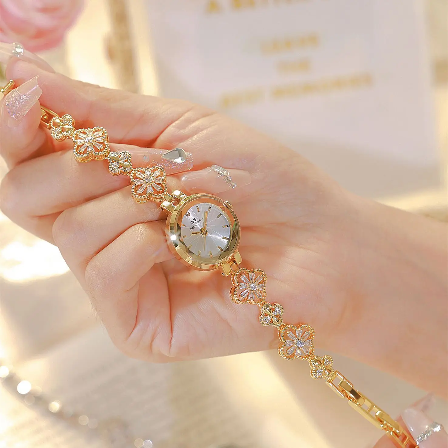 BS1676 Hot Selling Leaves Shape Diamond Exquisite Ladies Quartz Watch Fashion Design Crystals analog display Simple Leisure