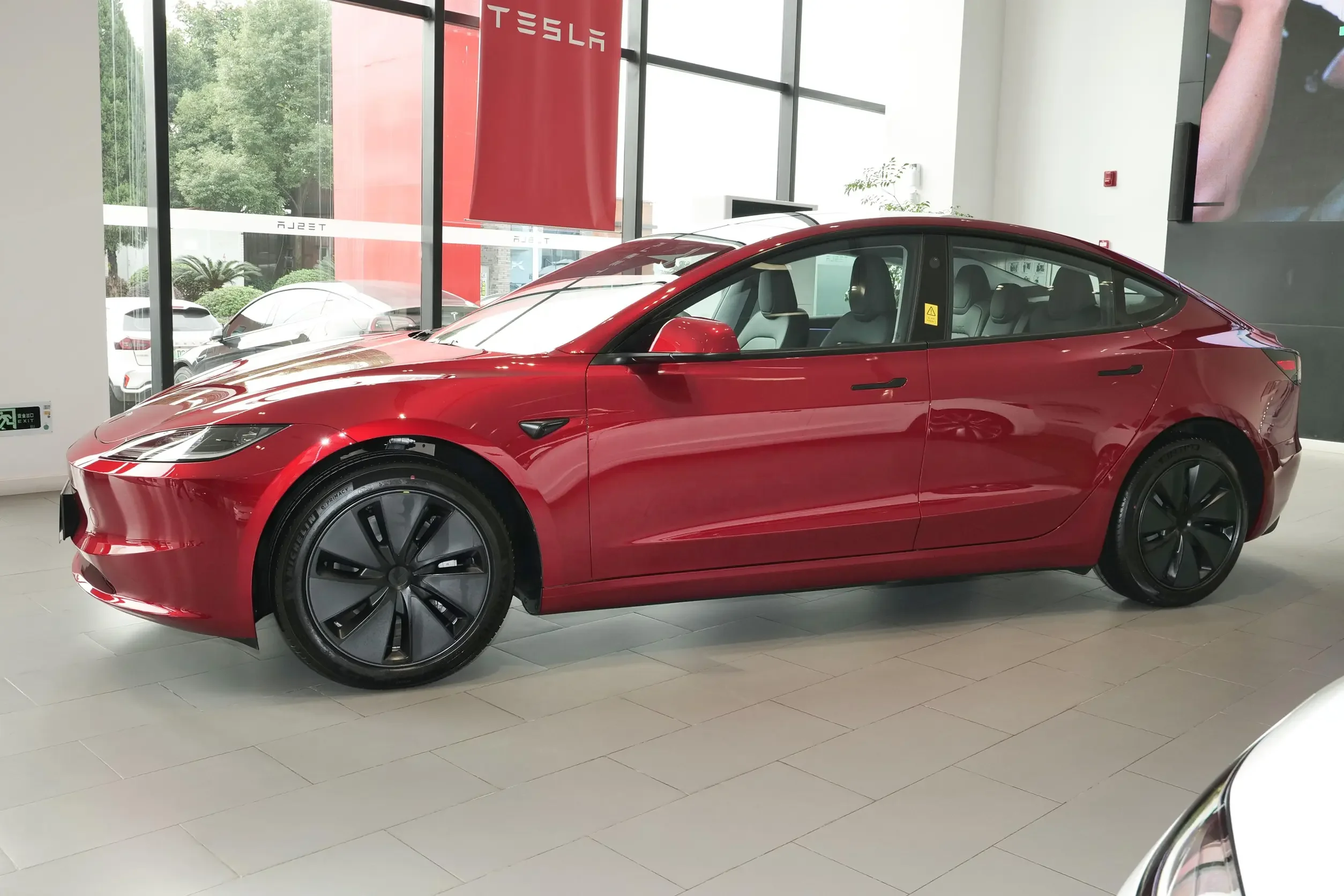Электрический автомобиль Tesla Model 3 200 км/ч 1760 кг 4 двери 5 мест