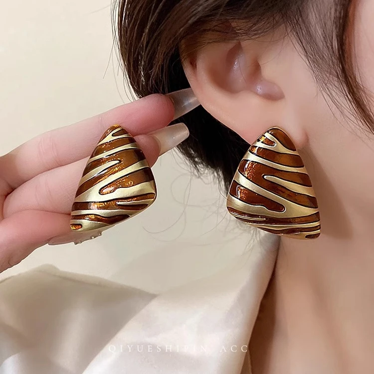 YX-08 Wholesale Fashion Alloy Women Zebra Print Ear Jewelry Simple Modern Enamel Geometric Triangle Stud Earrings For Girls