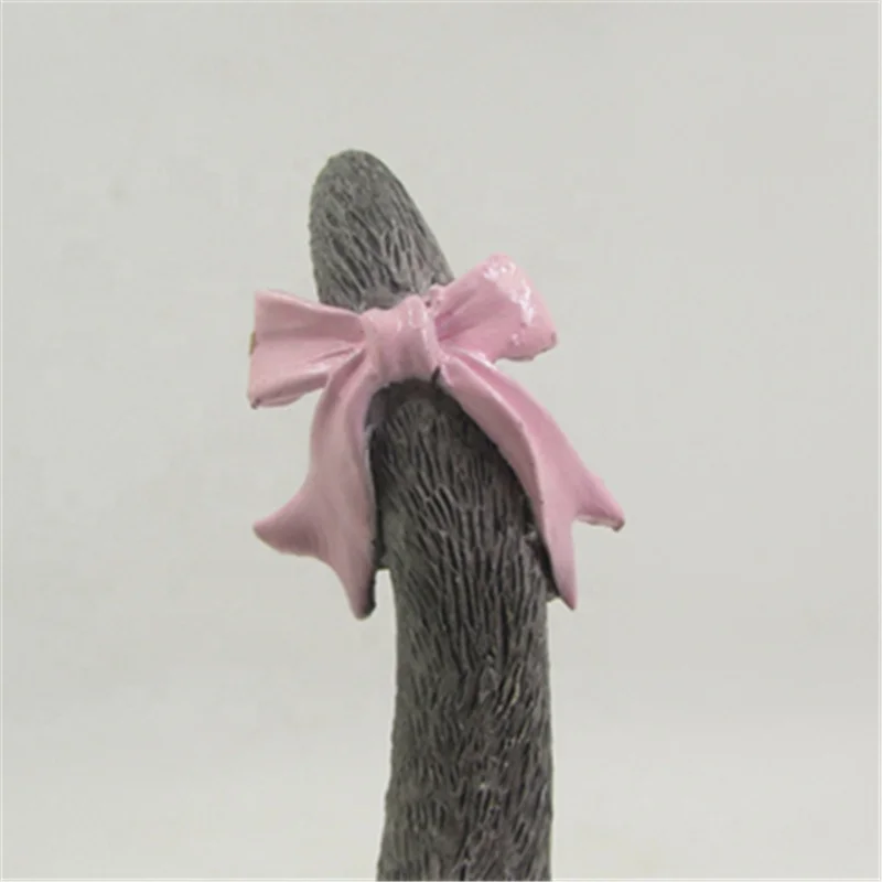 
Z12933A Wholesale Home Decor Resin Hand Carving Cat With A Bowknot On Tail Arrogant Cat Figurine 