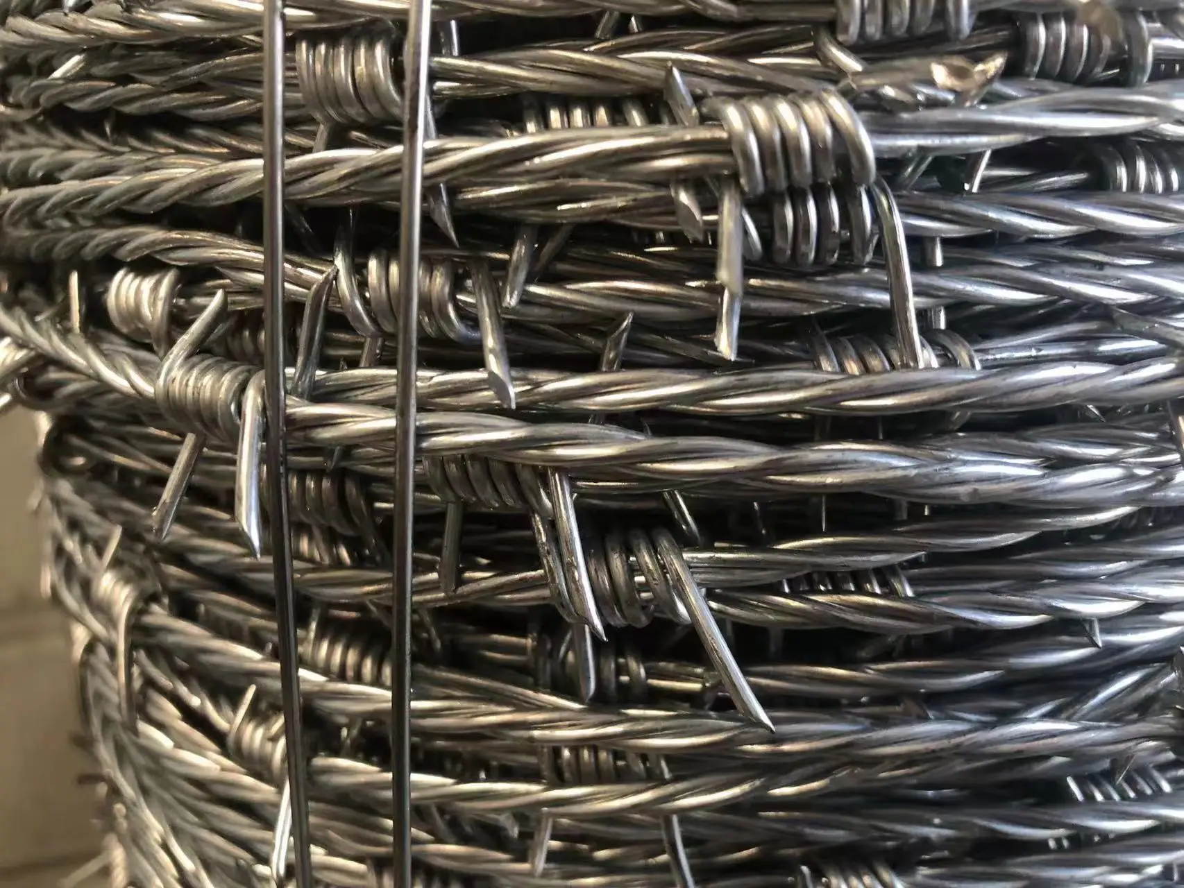 High Quality 50kg Barbed Wire Price Per Roll / Galvanized Barbed Wire Mesh Stainless Steel Barb Wire Fence Roll