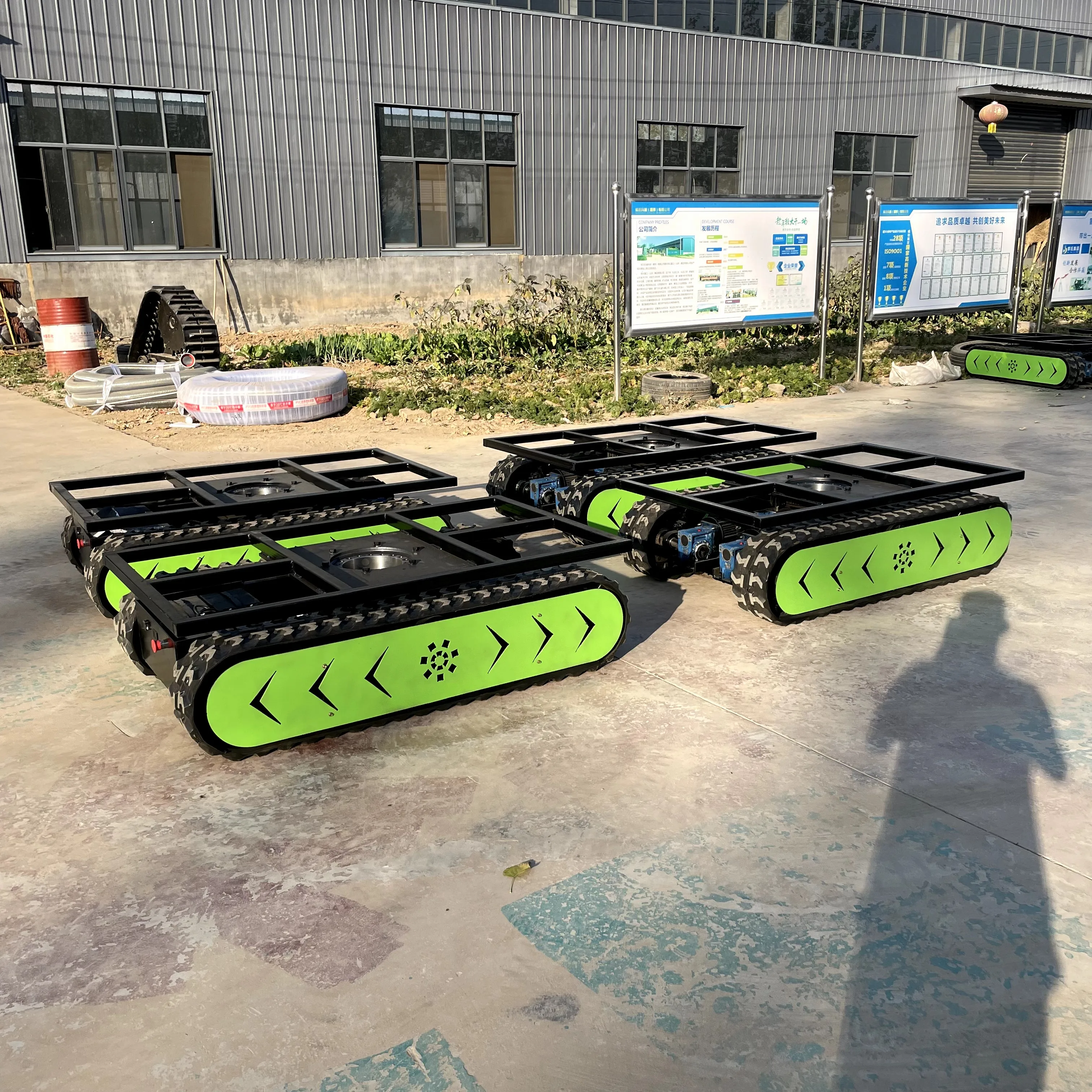 Quality Guarantee Rubber Tracks Crawler Electric Remote Control Chassis With Rotary Support
