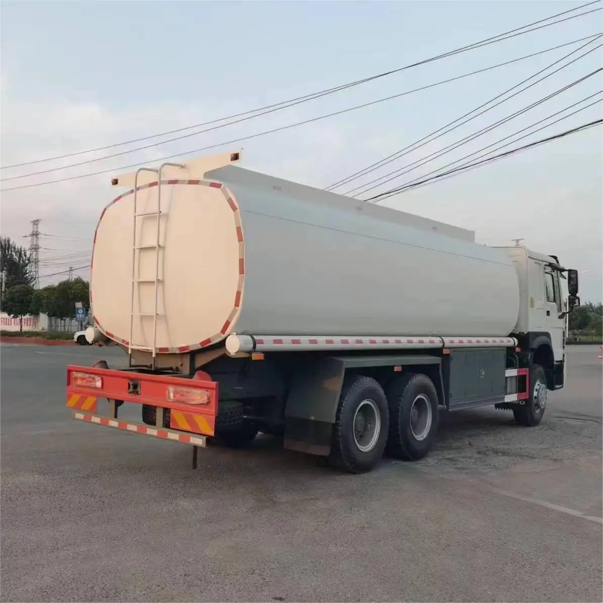 SINOTRUK HOWO Left Hand Driving 20 CBM 6X4 10000 L-30000 L FUEL TANKER TRUCK