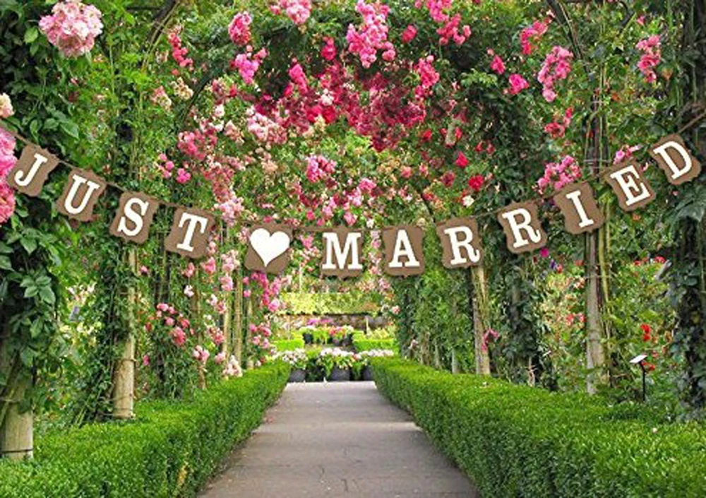 Just Married Banner Wedding Bunting Banner with hearty Hanging Sign Garland Pennant Photo Booth Props for Bridal Shower