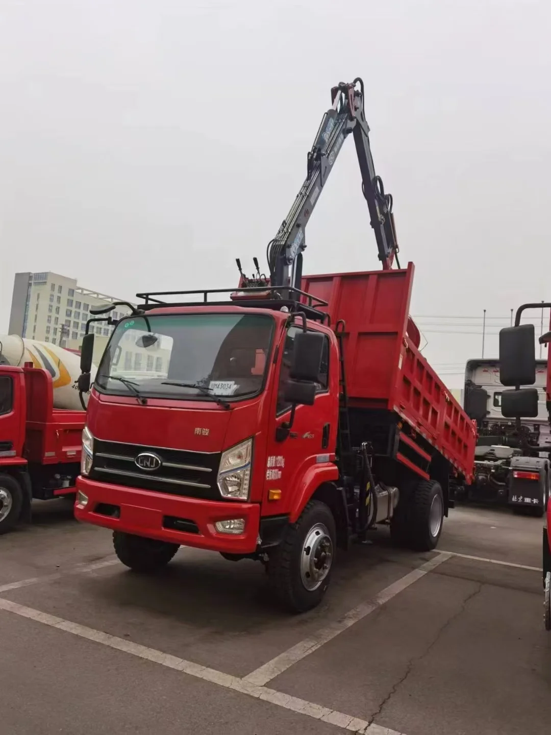 CNJ New Diesel Off-Road Garbage Truck with Euro 5 Emission Thick and Durable Body Wood Grabbing Machine