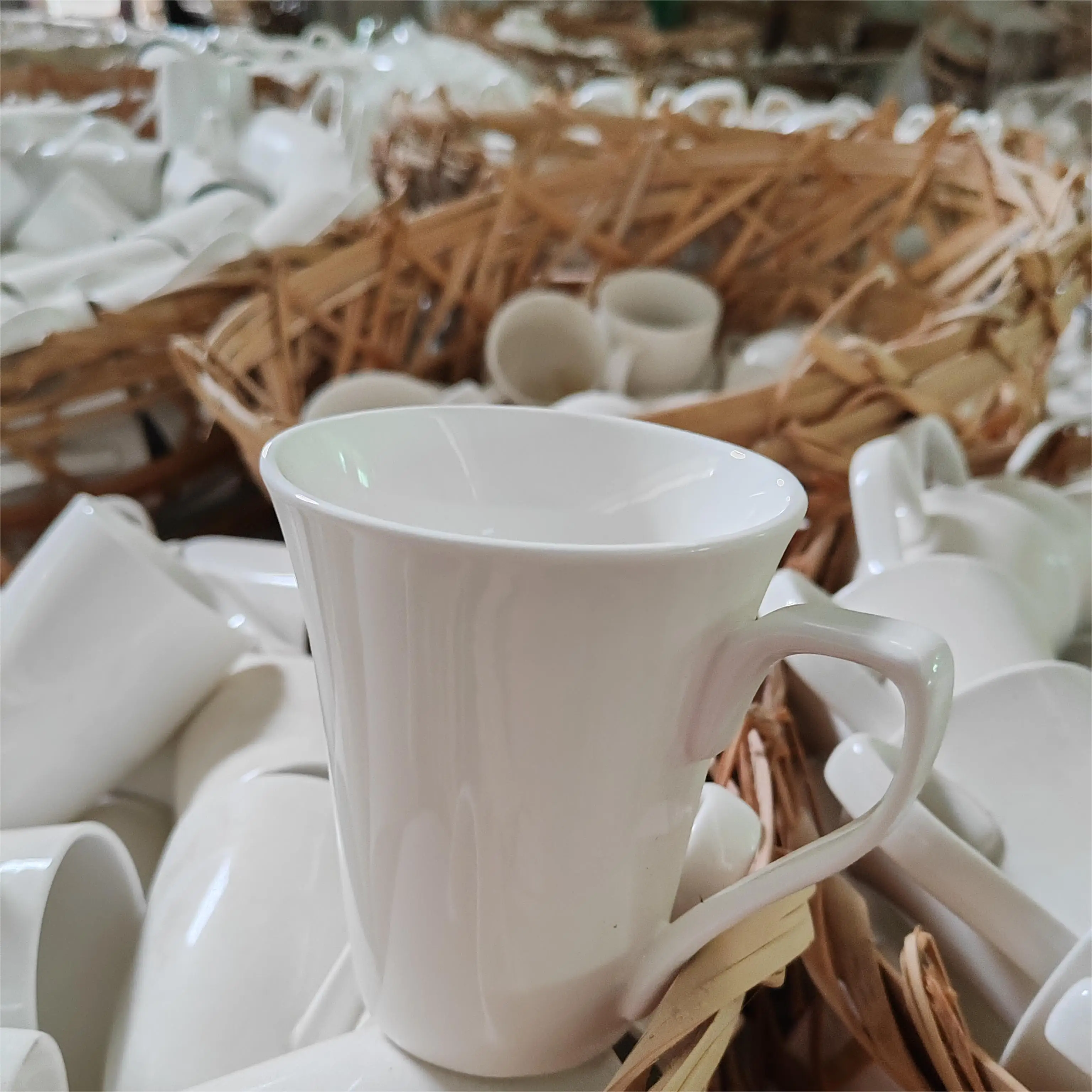 2024 Cheaper White ceramic mugs stock mixed size tea cups set tableware sale by weight ton Chaozhou stock factory