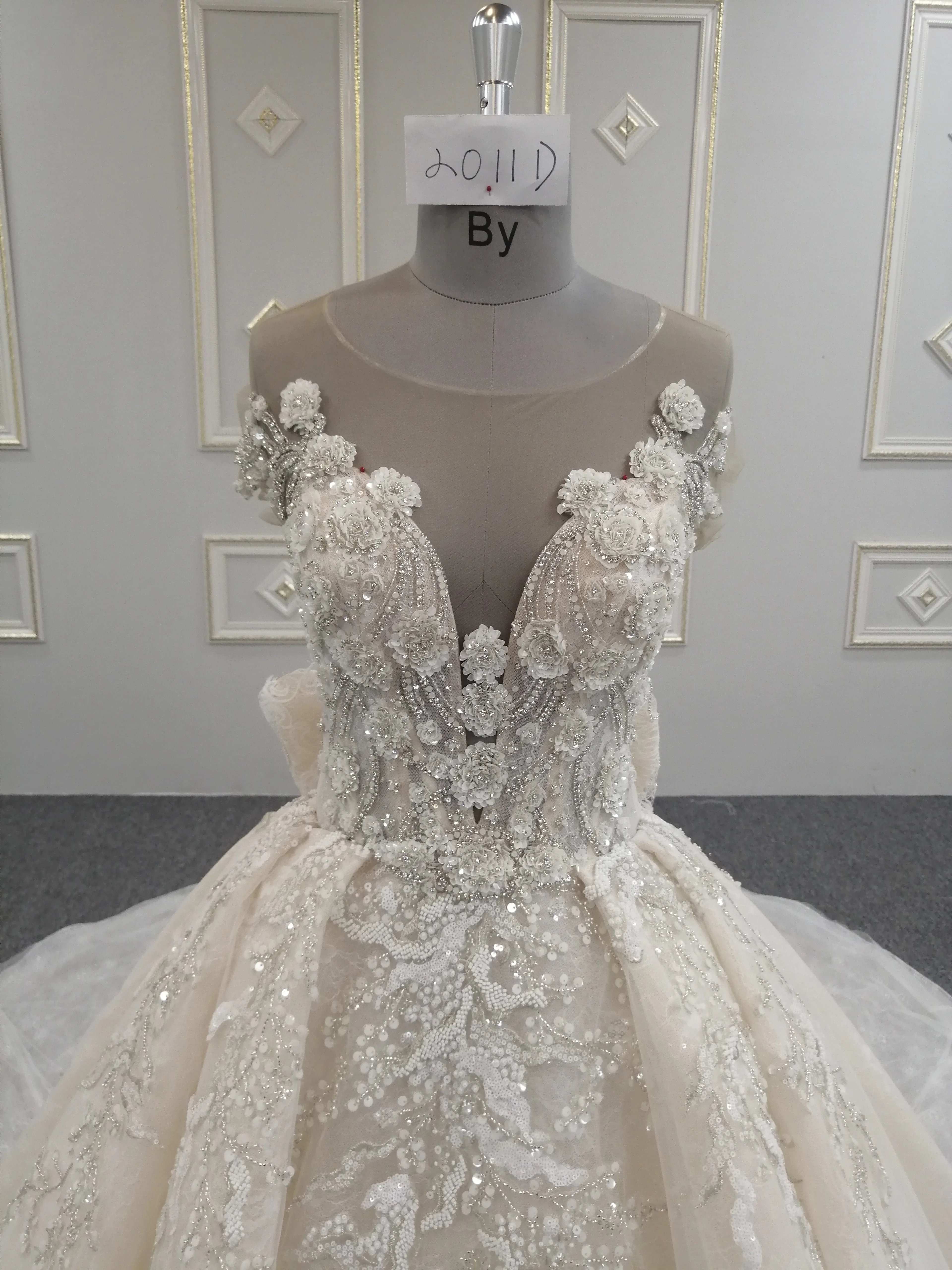 Luxury Crystal Wedding Dresses High Quality Lace Embroidery Luxury Tail Bridal Wedding gowns