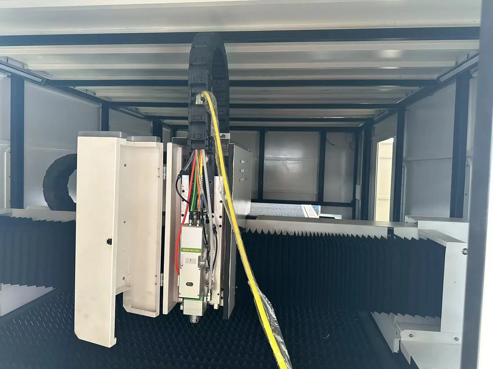 metal fiber laser cutting machines fully closed 3015 4015 2000w 3000w 6000w 12kw