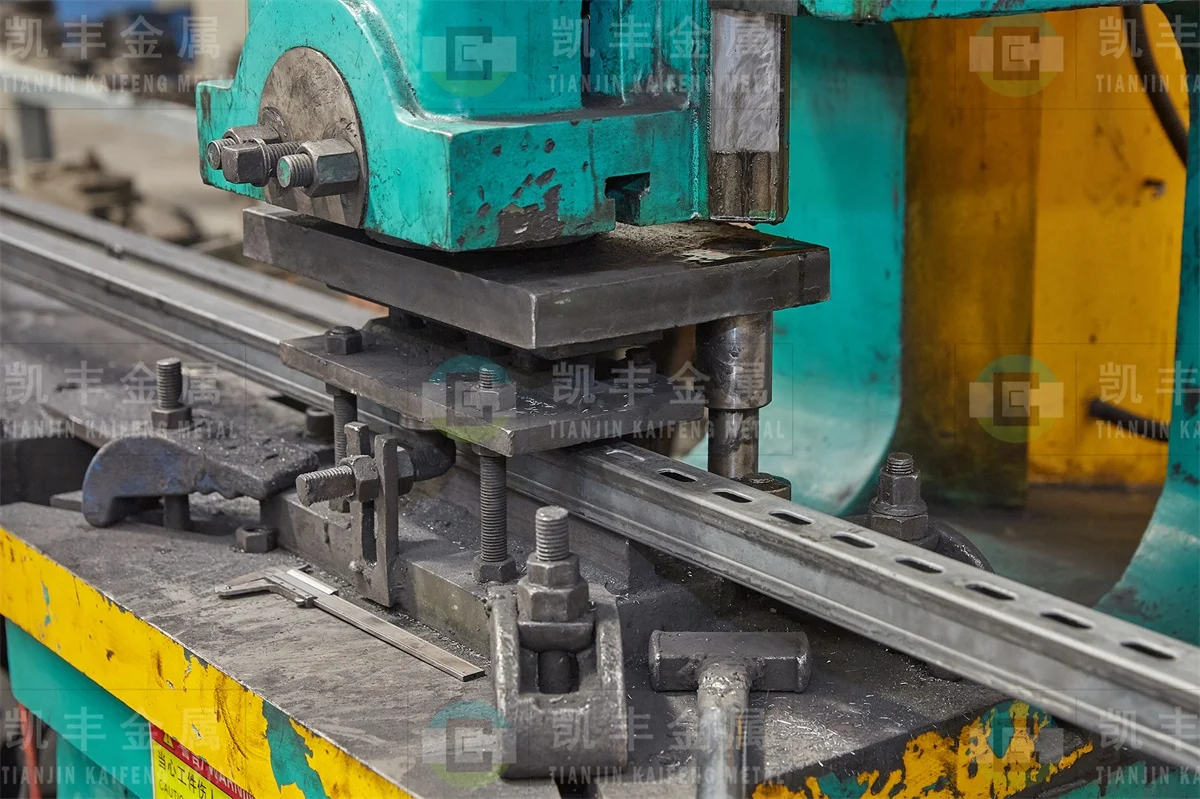 Factory supply hot dip galvanized strut slotted C channel steel Unistrut Channel with price list