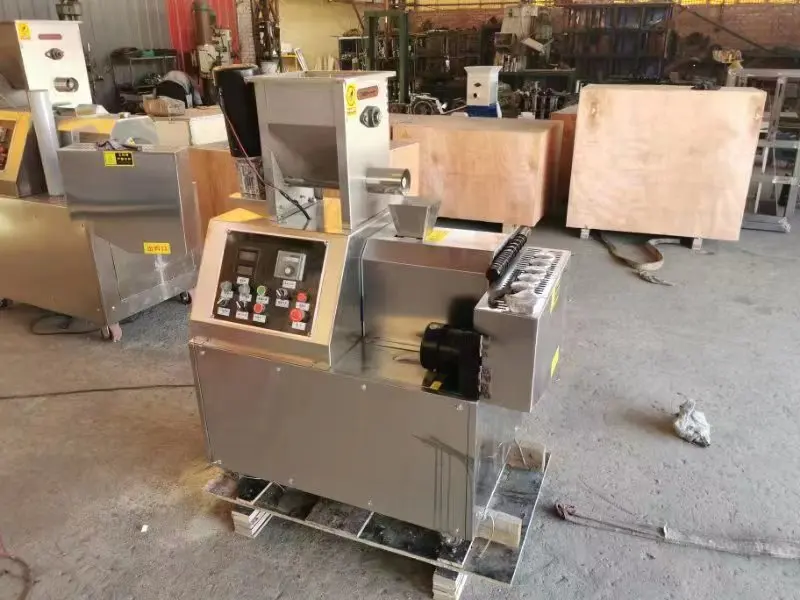 Snack extruder machine/Puffed corn extruder/Maize puff snacks machine