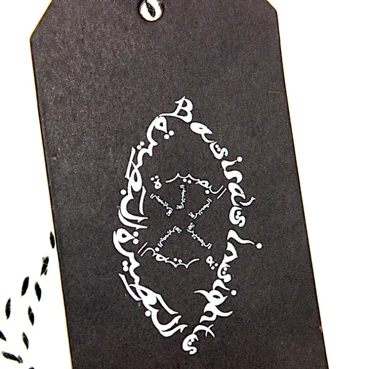Подвесная бирка ручной работы изготовленная из черной бумаги для одежды с собственным логотипом