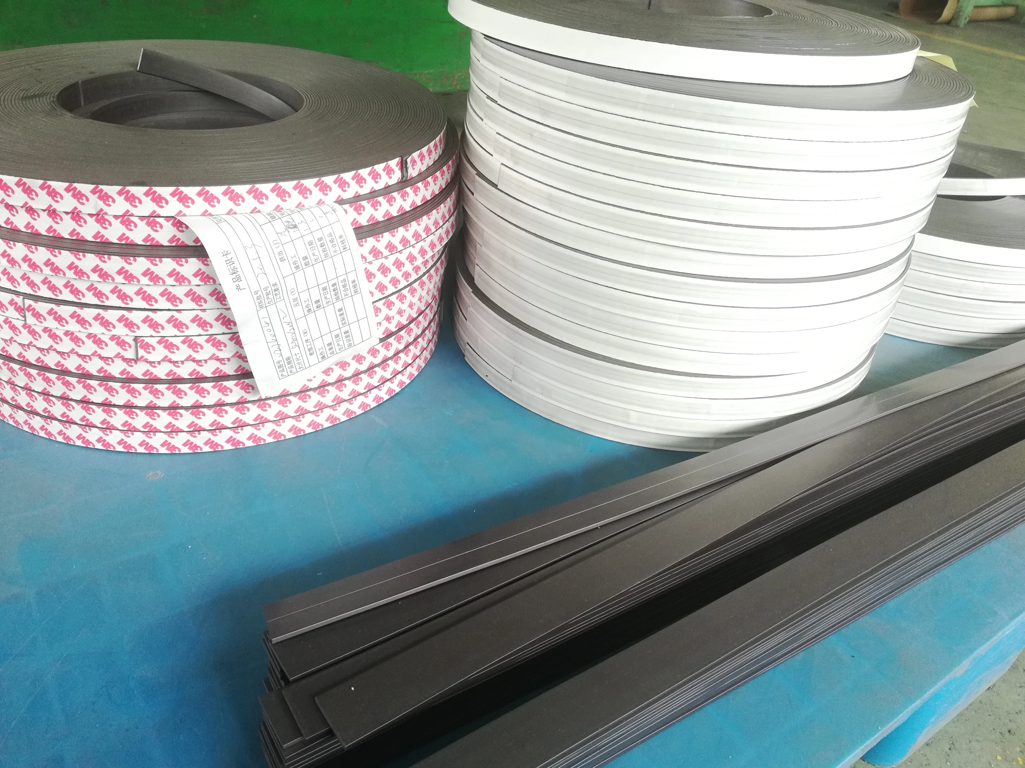 
The factory sells super high quality rubber magnet 