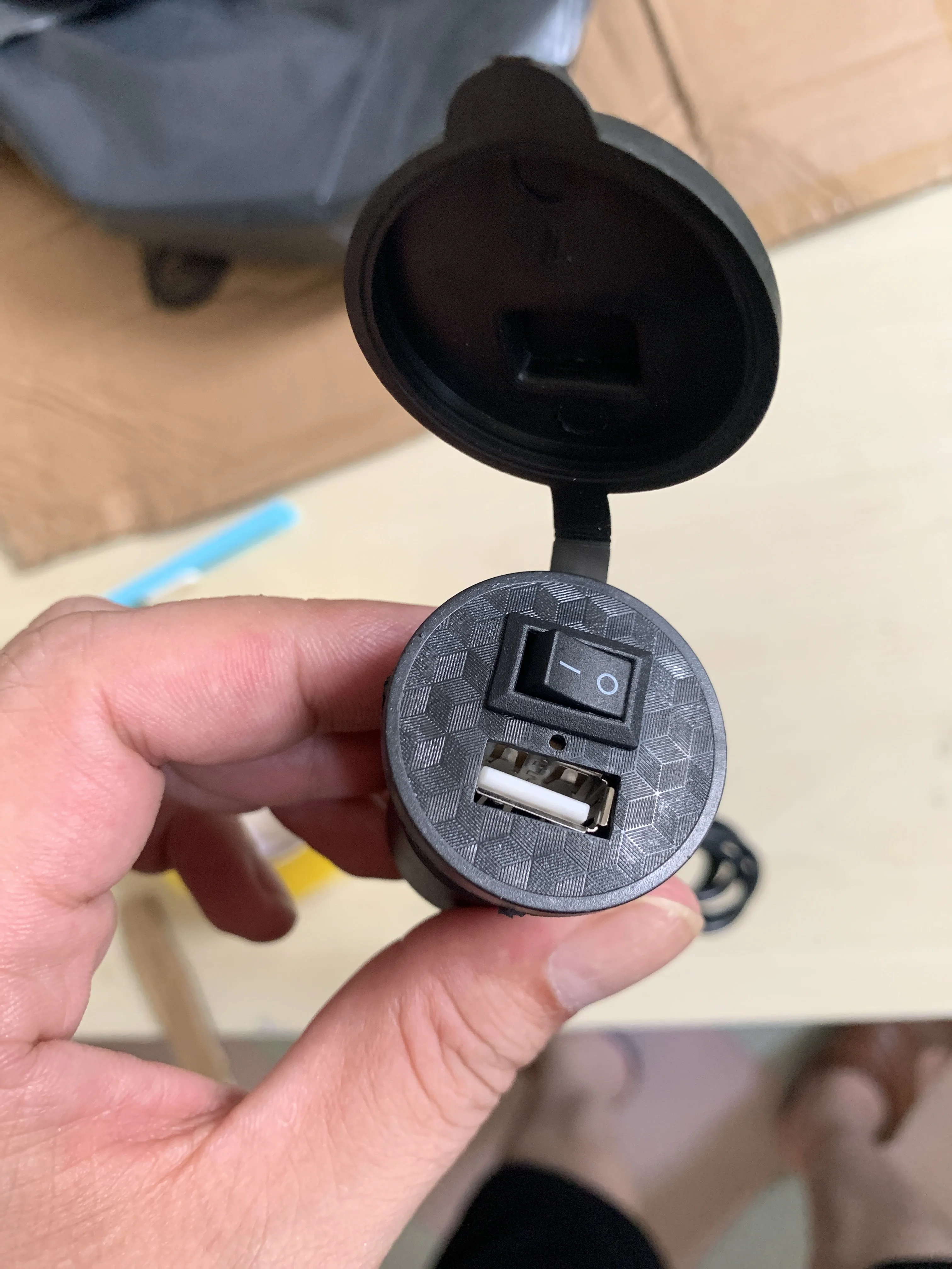 Motorcycle electric car mobile phone charger single port USB with indicator light and waterproof cover input voltage is 9-24V