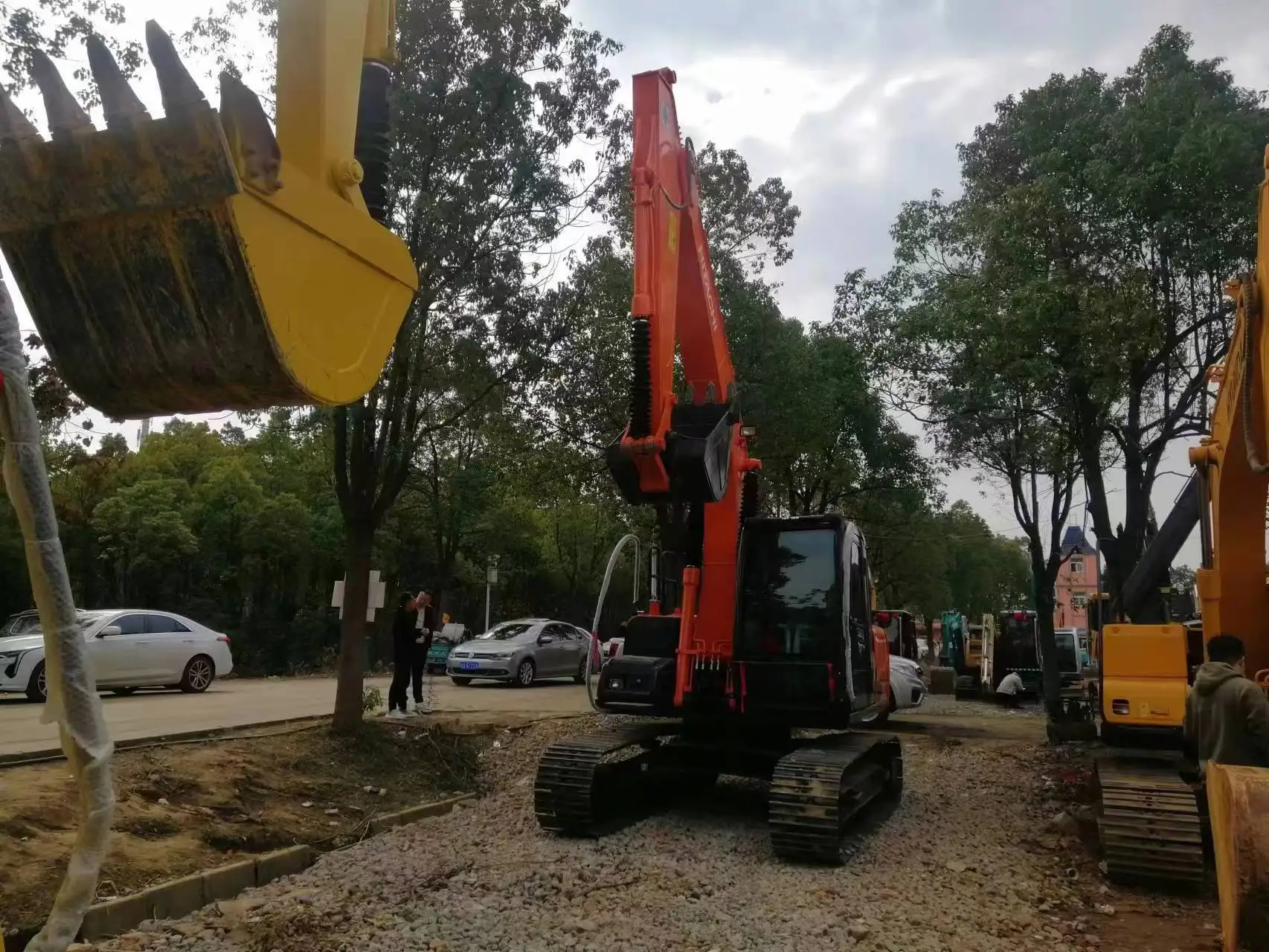 Подержочный гидравлический экскаватор hitachi zx120-6 обладает сильной мощностью и хорошим эффектом использования