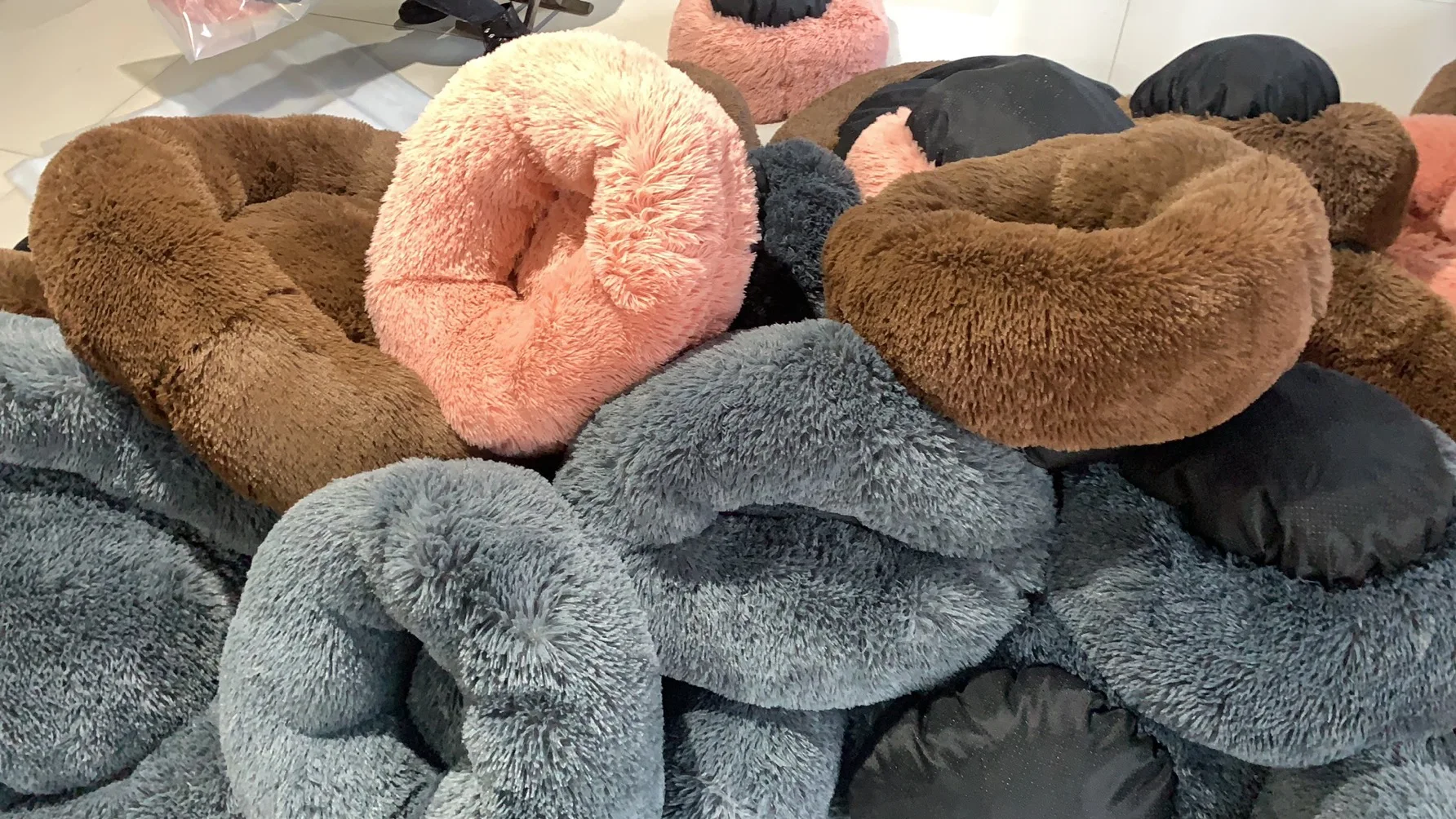 Pets Dropshipping Soft Warm Faux Fur Donut Dog Bed Calming Plush Luxury Fluffy Pet Bed Round Washable With Custom Logo