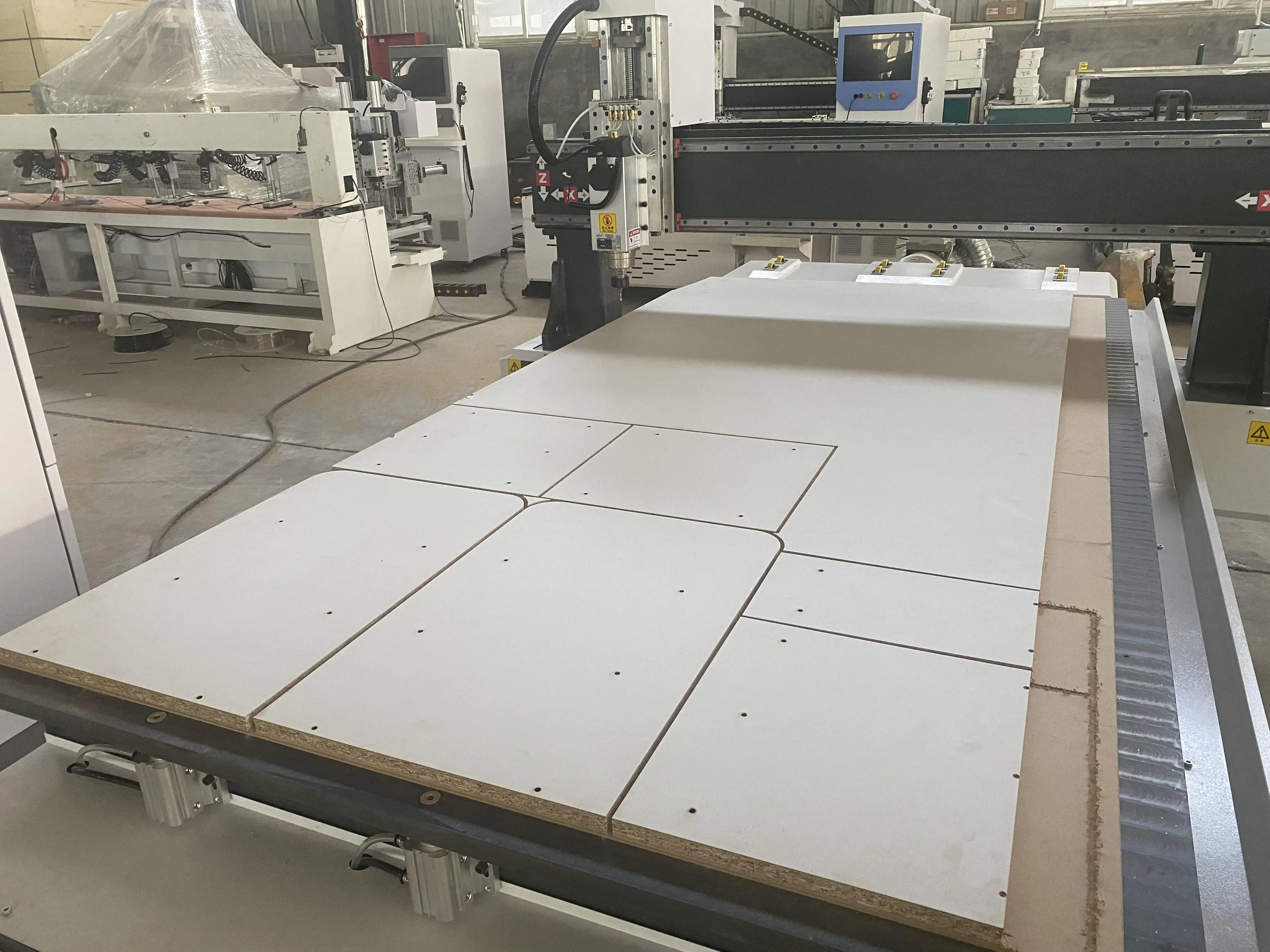 Professional 1300 * 2500mm three-axis CNC cutting machine for producing kitchen cabinets and furniture doors