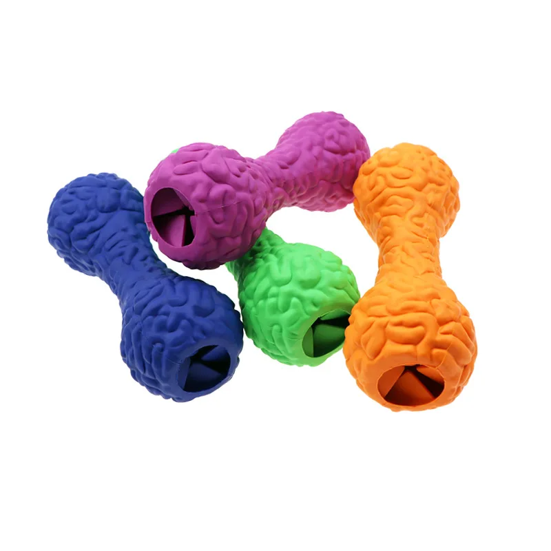 Мощные производители обрабатывают резиновые игрушки для питомцев, не хватает еды и укусов