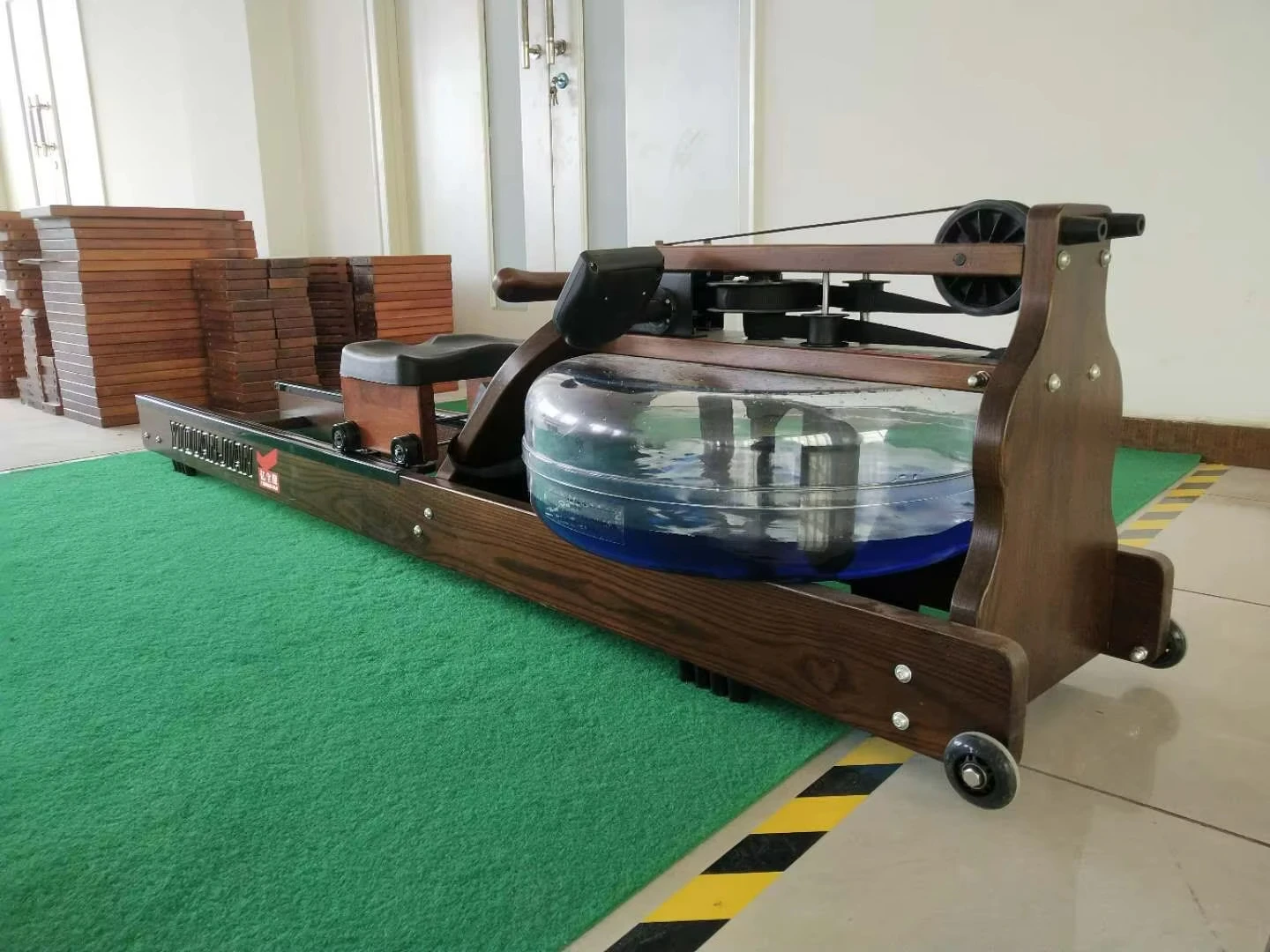 New Design High Quality Commercial Adjustable Resistance Water Rowing Machine / Iron Water Rower For Home Use