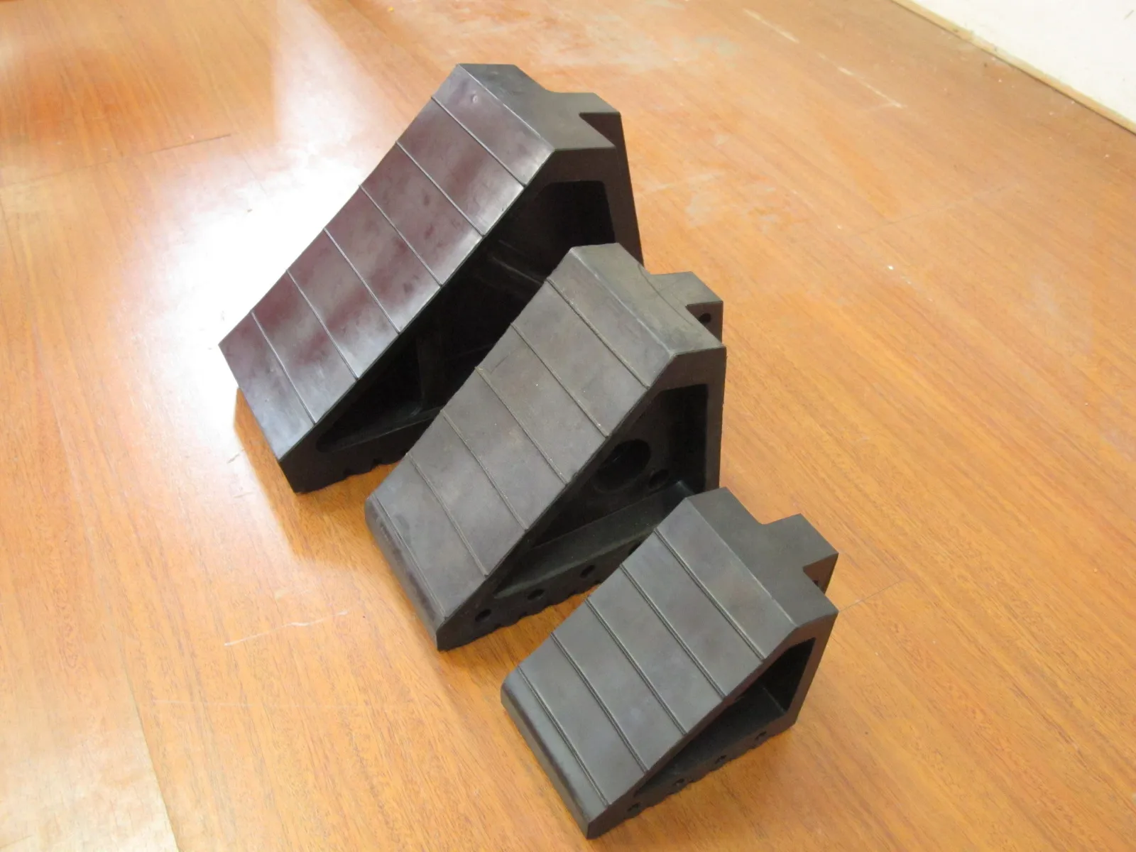 Black Rubber Wheel Curb Blocks Wheel Wedges Block Leveling Ramp Wheel Chock For Parking Lot Motorhome Car Vehicle