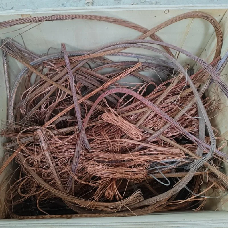 Инспектор выбирает образец на заводе для тестирования продукта