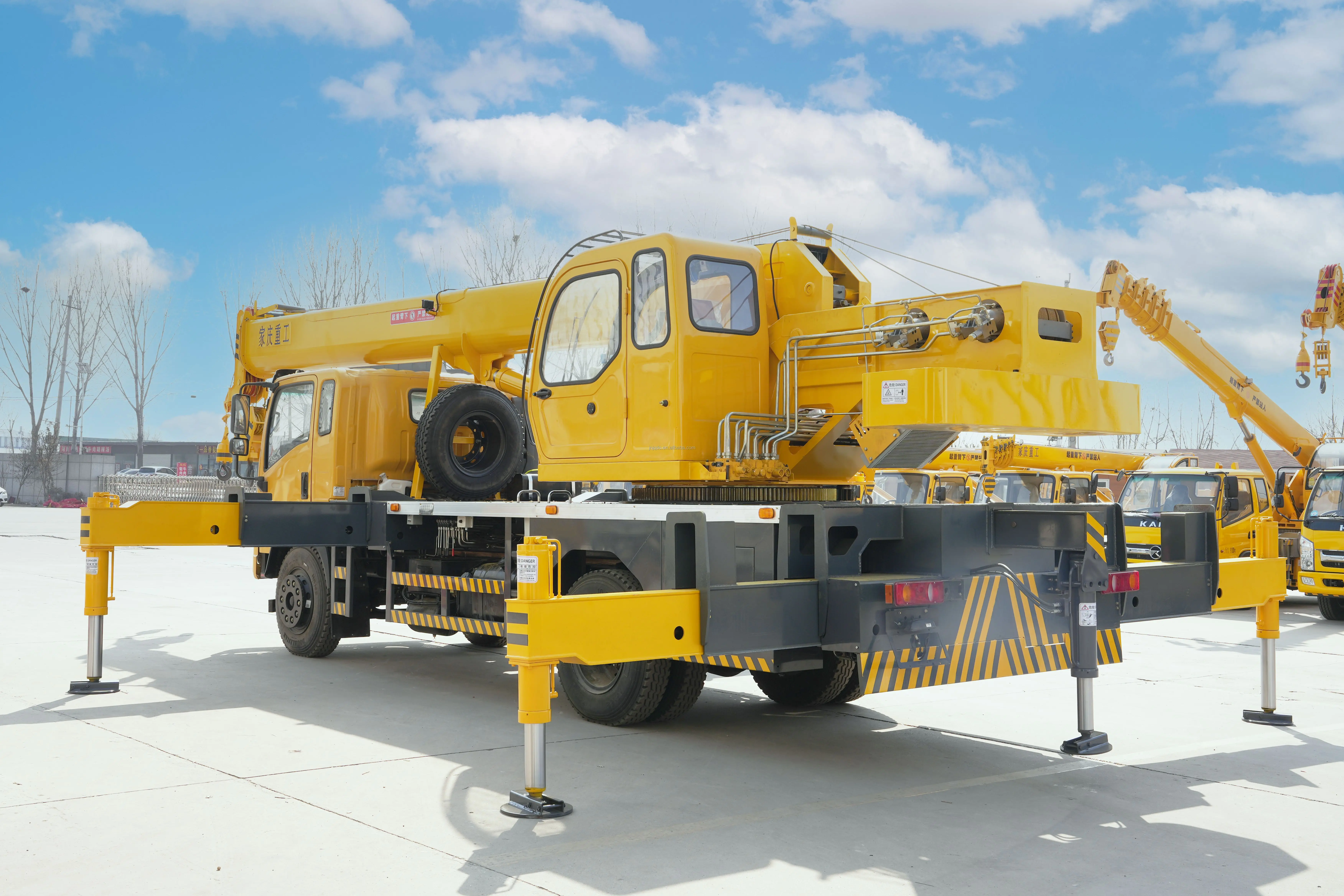 High quality and practicality 10 tons heavy truck Howo truck crane