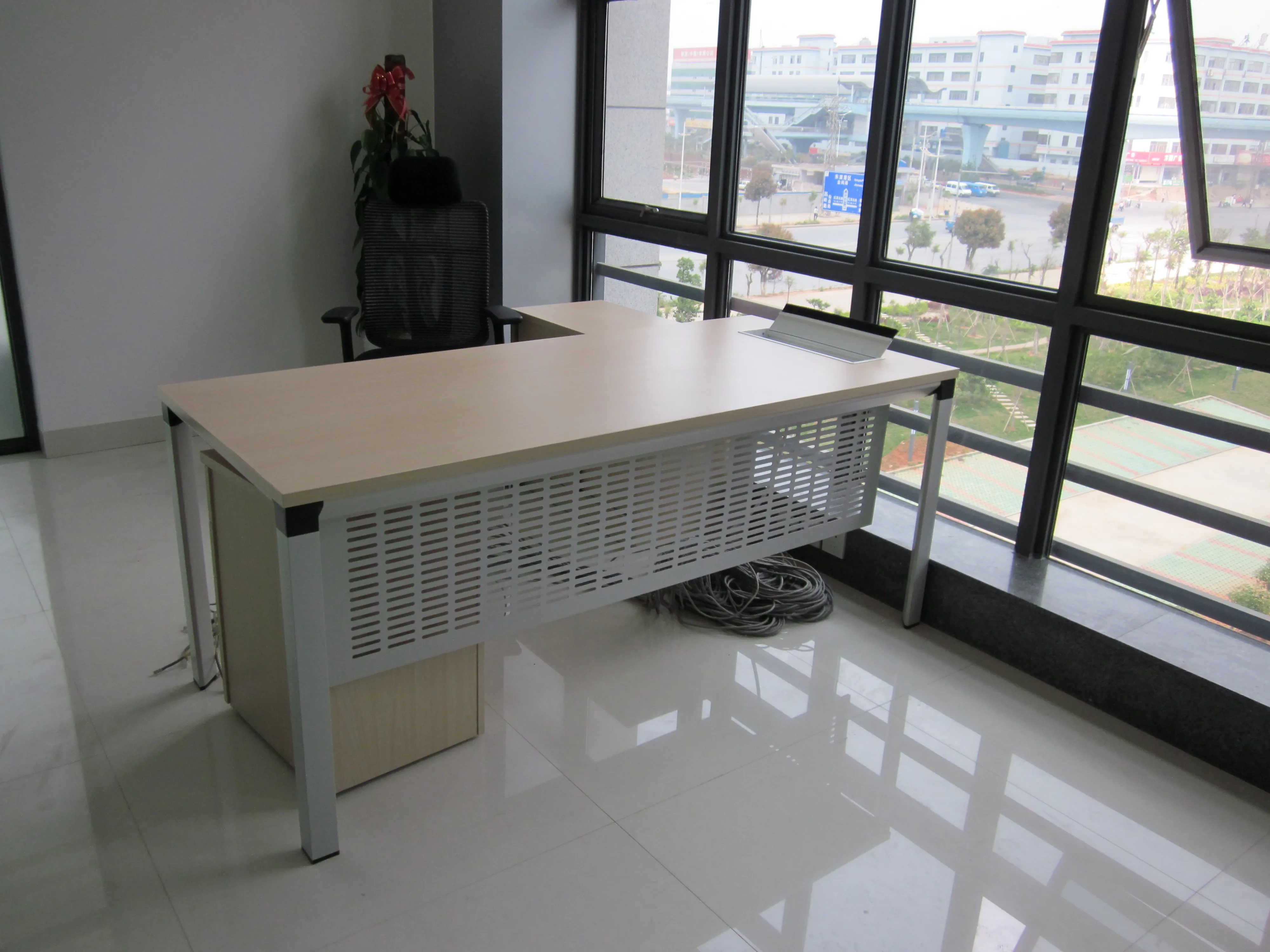 
elegant triangle tube metal table frame office workstation desk for open space 