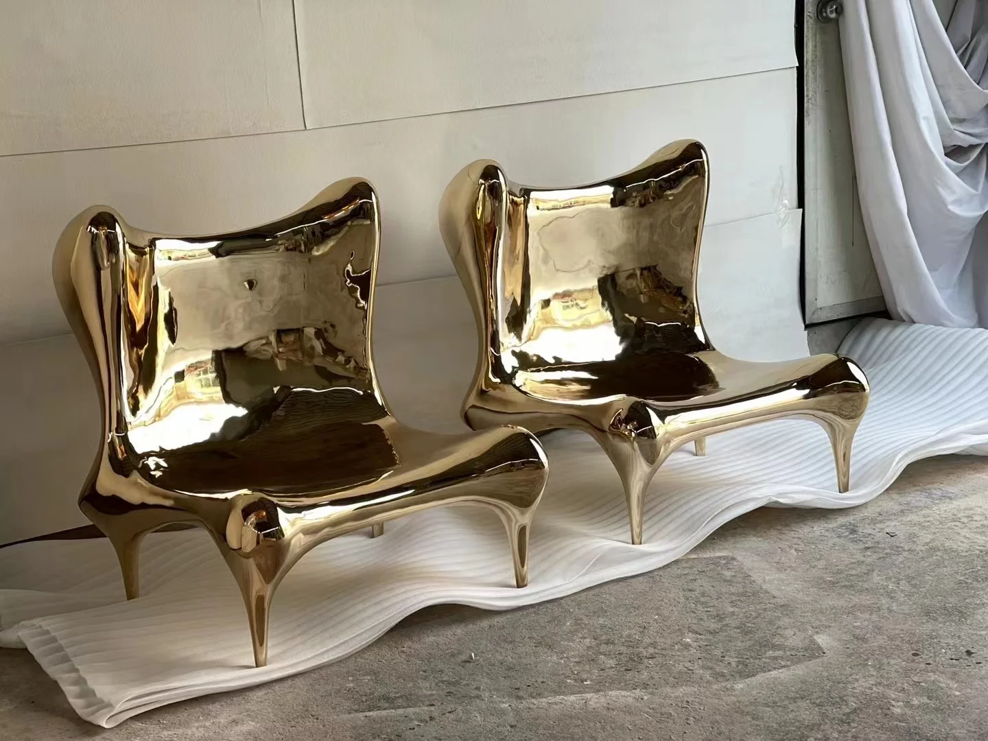 Master customized European light luxury electroplating leisure chair, exhibition hall villa glass golden steel chair