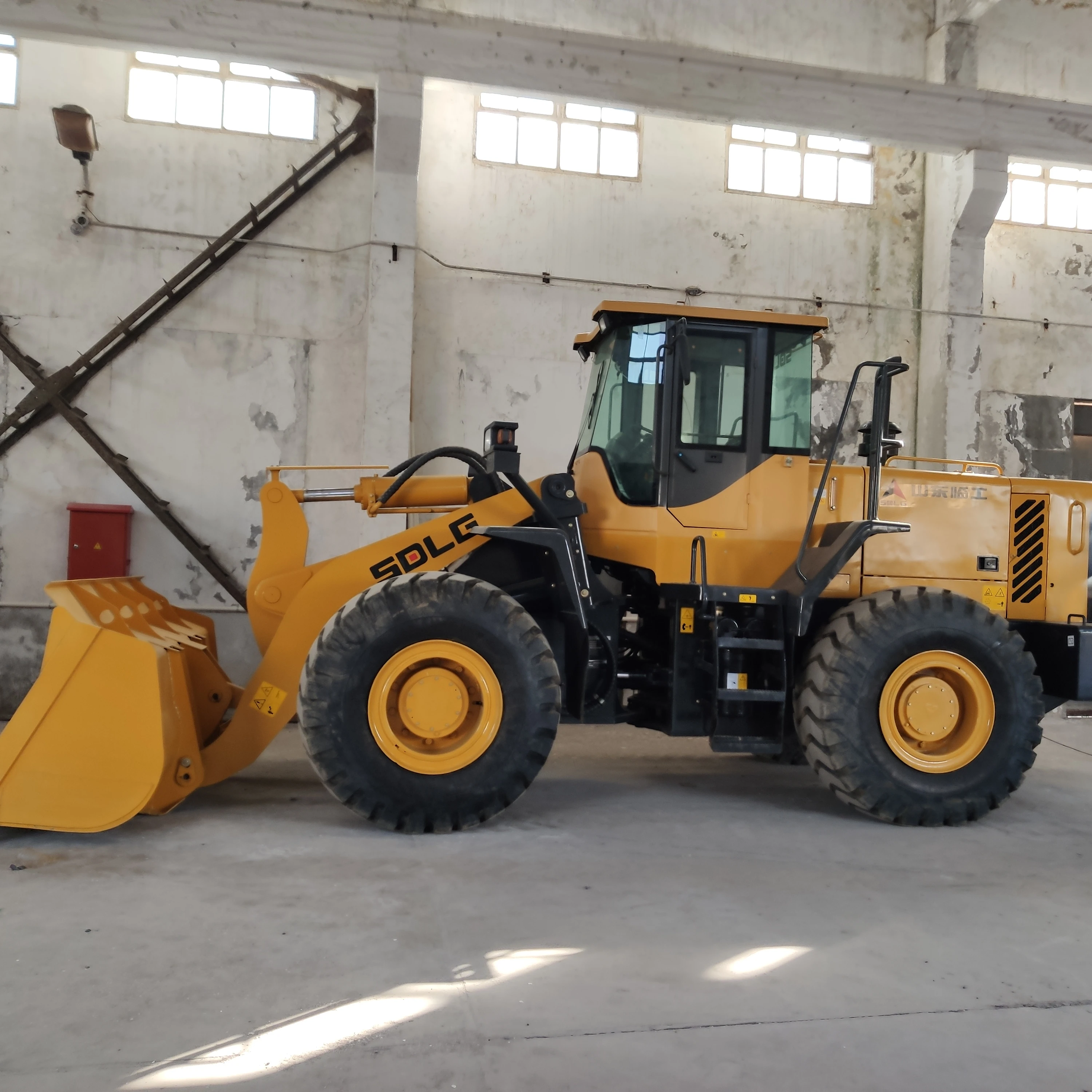 Б/у, почти новый погрузчик SDLG 956 lg956L с двигателем caterpillar, б/у, погрузчик SDLG 956 958, низкая цена